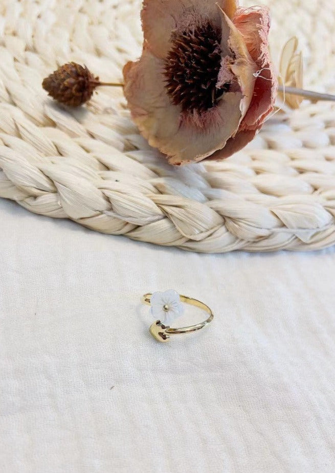 Bague dorée réglable avec fleur en nacre et coeur en acier inoxydable Mile Mila