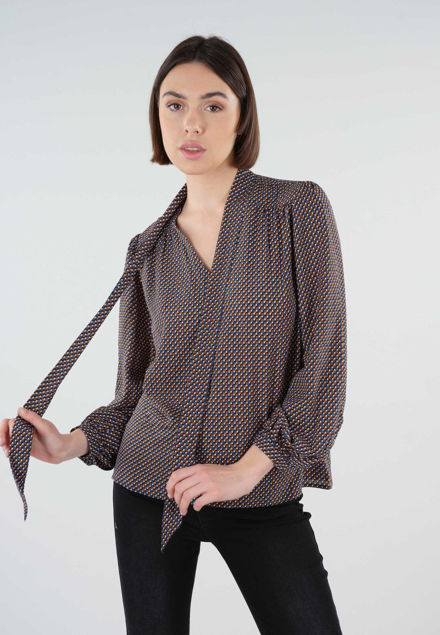 Col lavaliere de la blouse Aniela Print Camel graphique Deeluxe