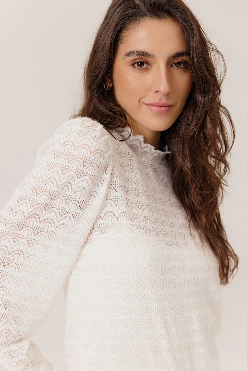 Zoom sur la dentelle fine de la blouse Wendy, blanche, texture délicate et transparente, style féminin et élégant de chez Artlove