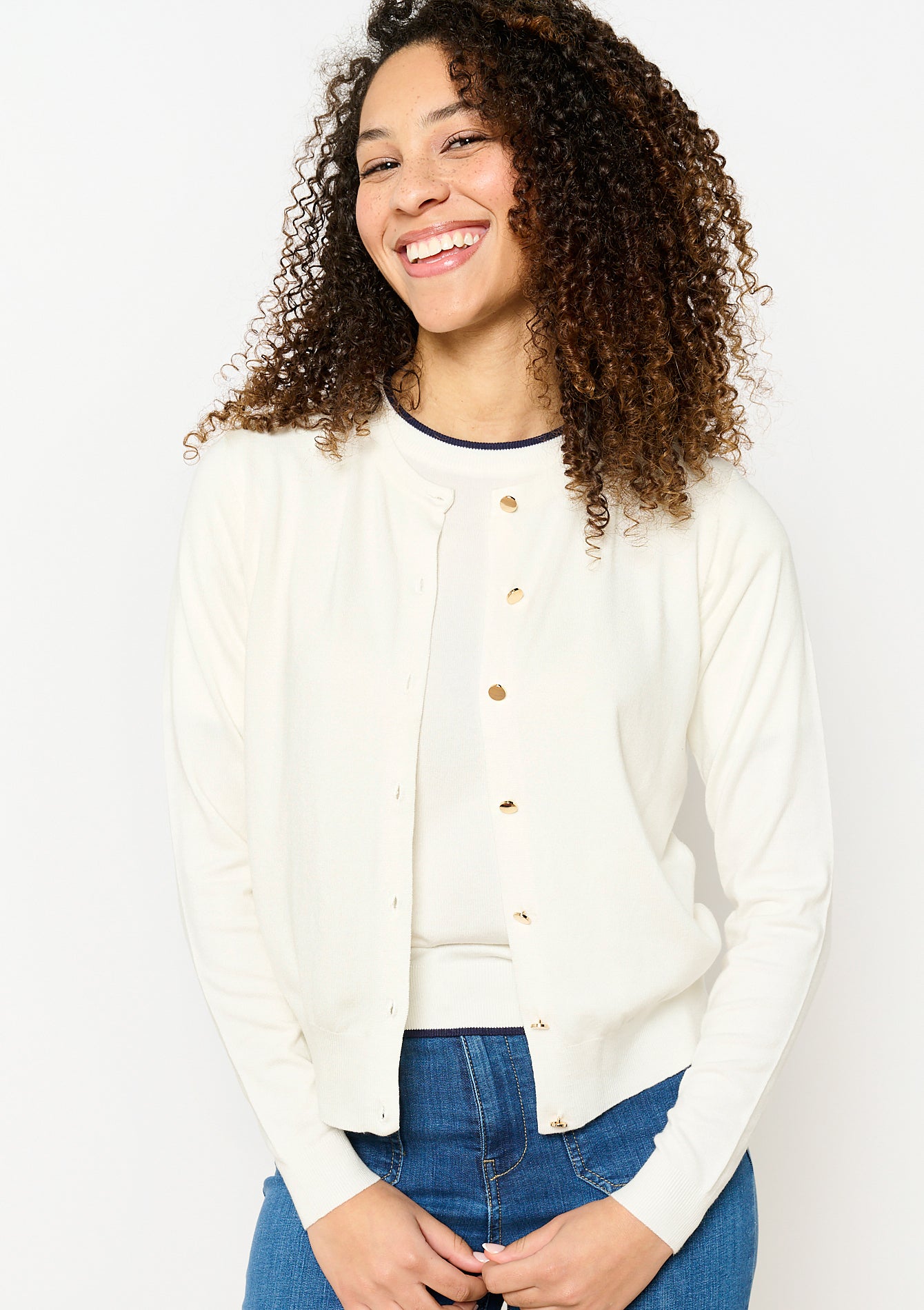 Cardigan blanc en maille fine porté ouvert avec ses boutons dorés CARBONE de Lolaliza