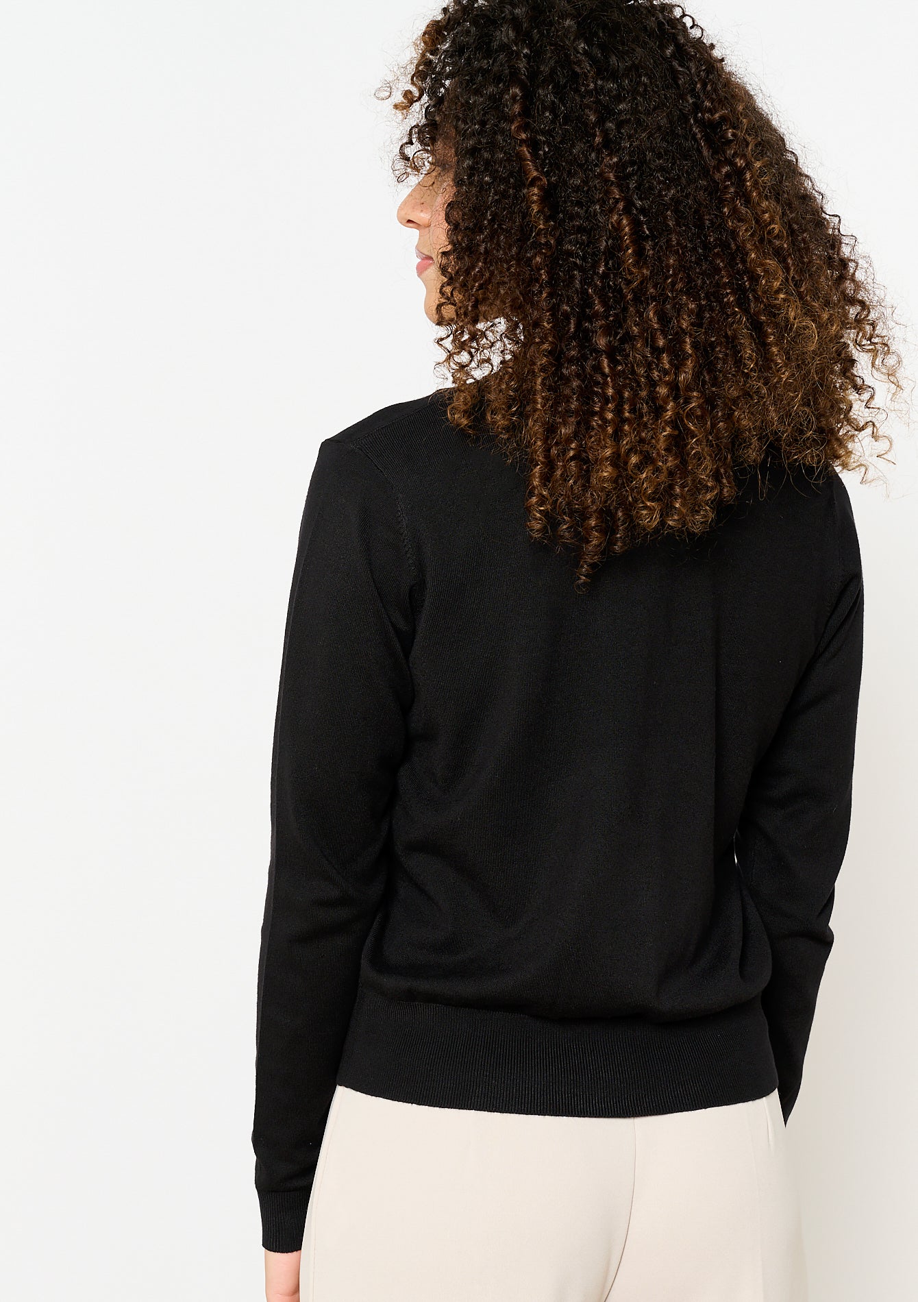 Vue de dos du gilet noir en Maille fine CARBONE de Lolaliza