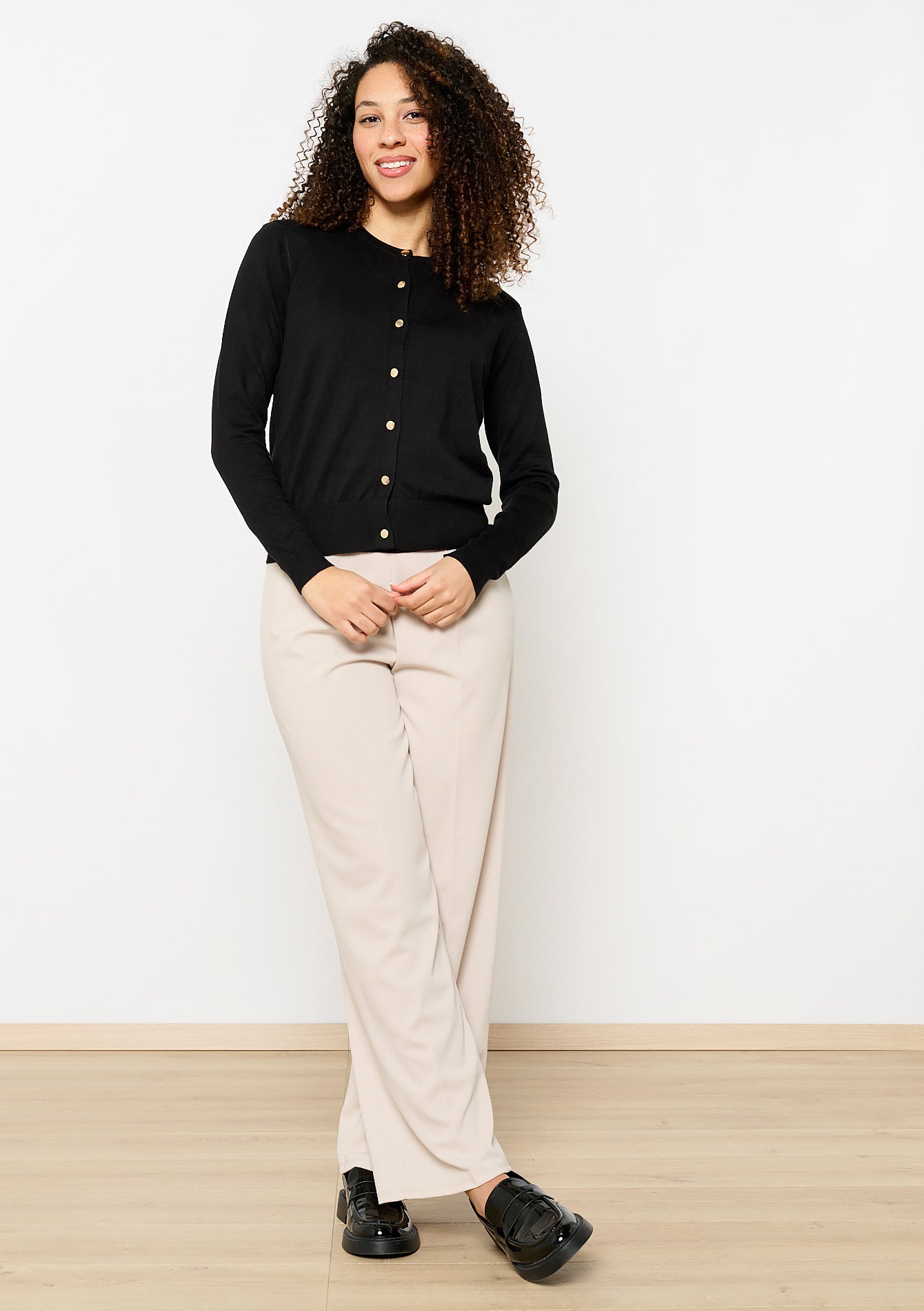 Look porté du gilet droit noir CARBONE de Lolaliza