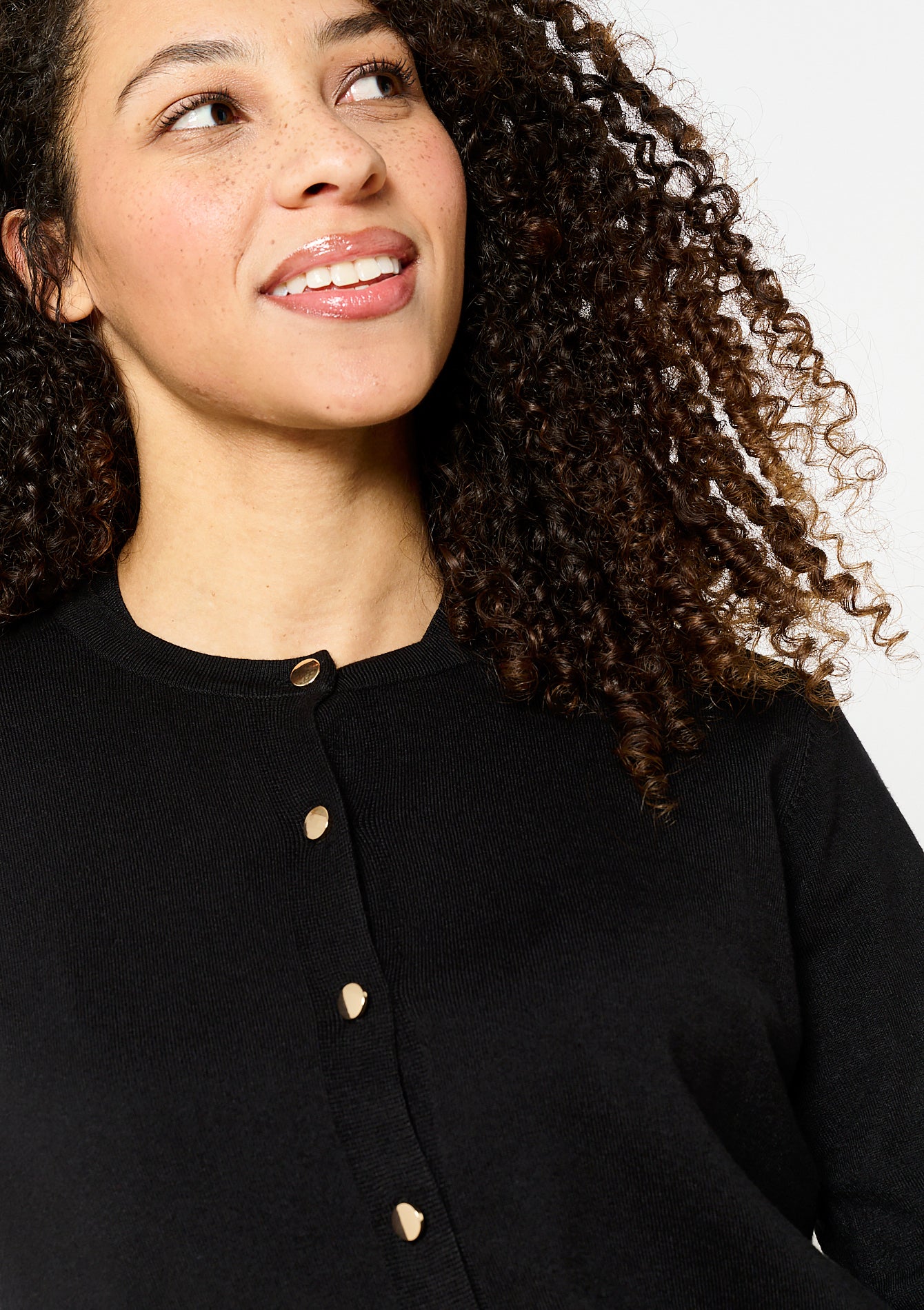 Zoom sur le boutonnage doré du cardigan noir en Jersey CARBONE de Lolaliza