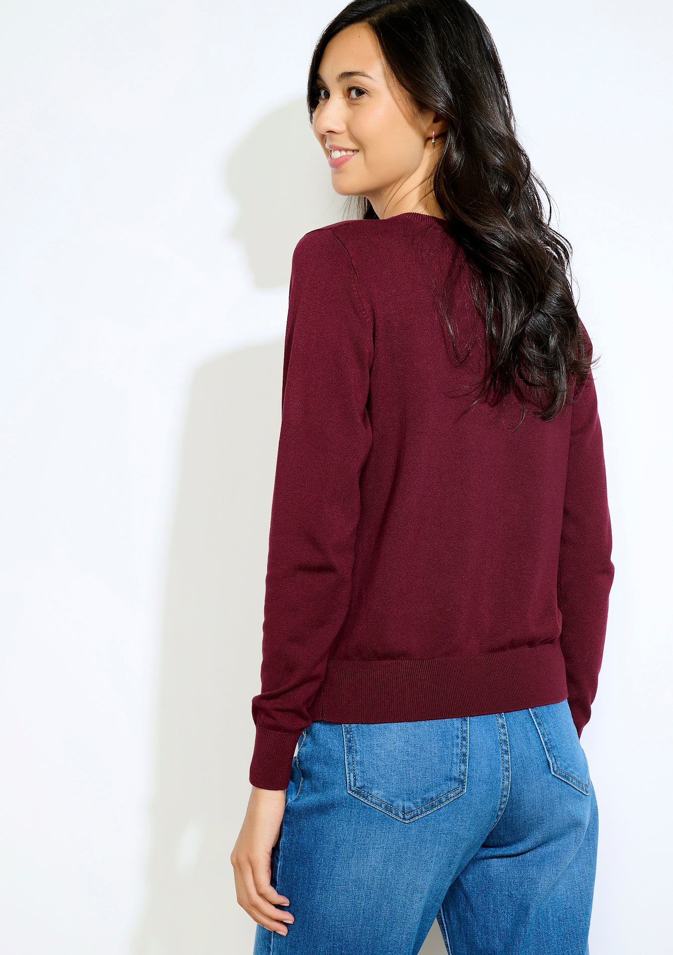 Vue de dos du Cardigan boutonné femme en maille fine, bordeaux, un must-have automne pour un style chic et facile à porter CARBOX de Lolaliza