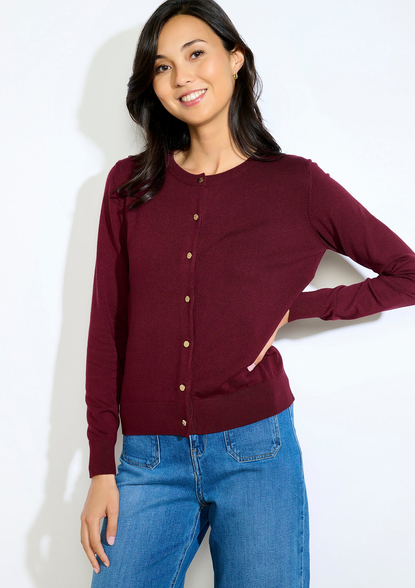 Cardigan femme bordeaux automnal avec boutons dorés discrets, parfait pour transformer un look basique en tenue stylée CARBOX de Lolaliza
