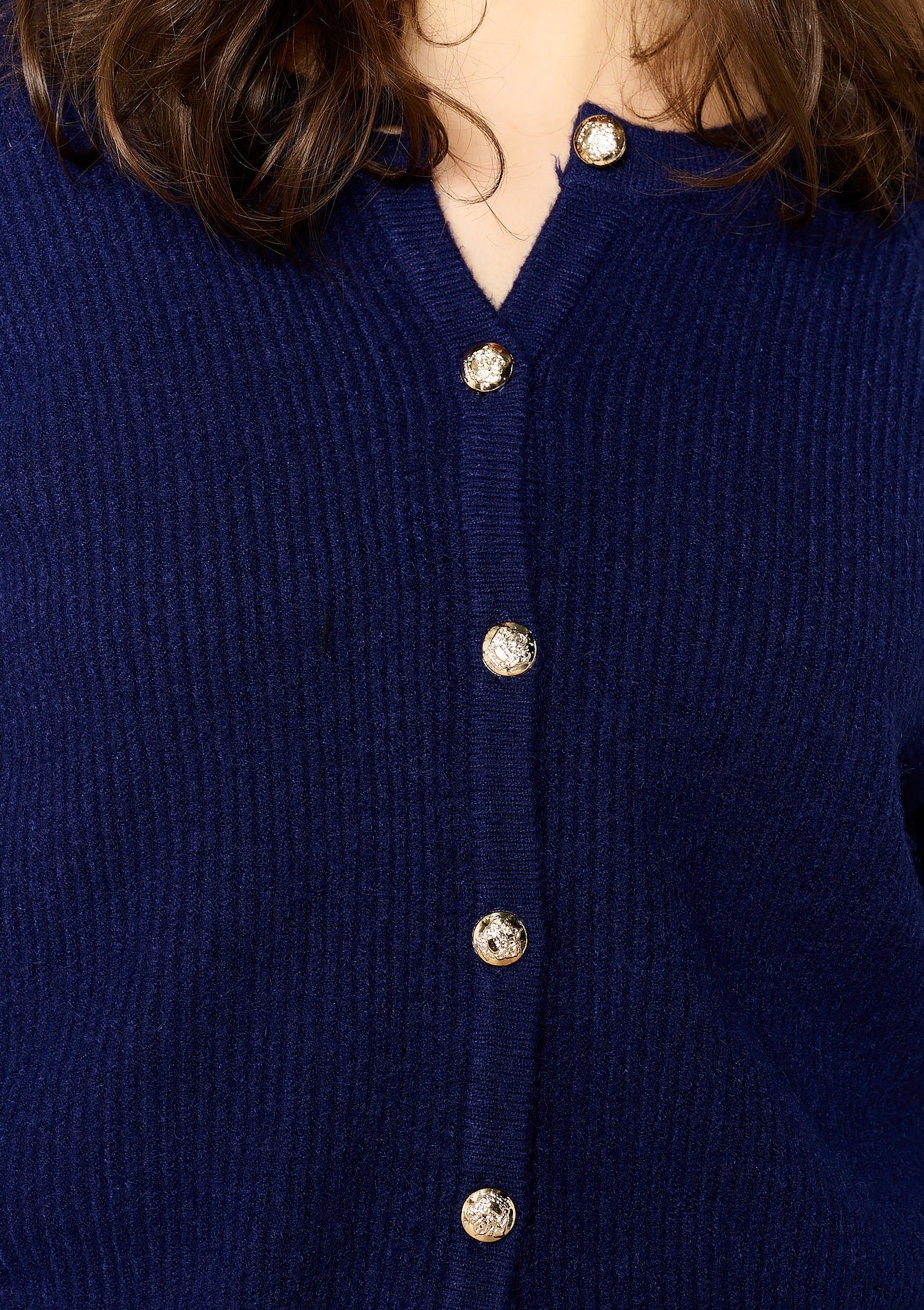 Zoom sur les details des boutons dorés du gilet RIB de Lolaliza