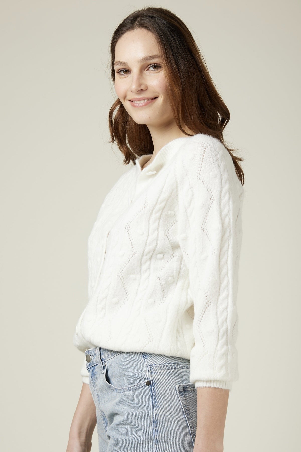 Vue de profil du Gilet Pandora tricot à motif zig-zag de Andy & Lucy