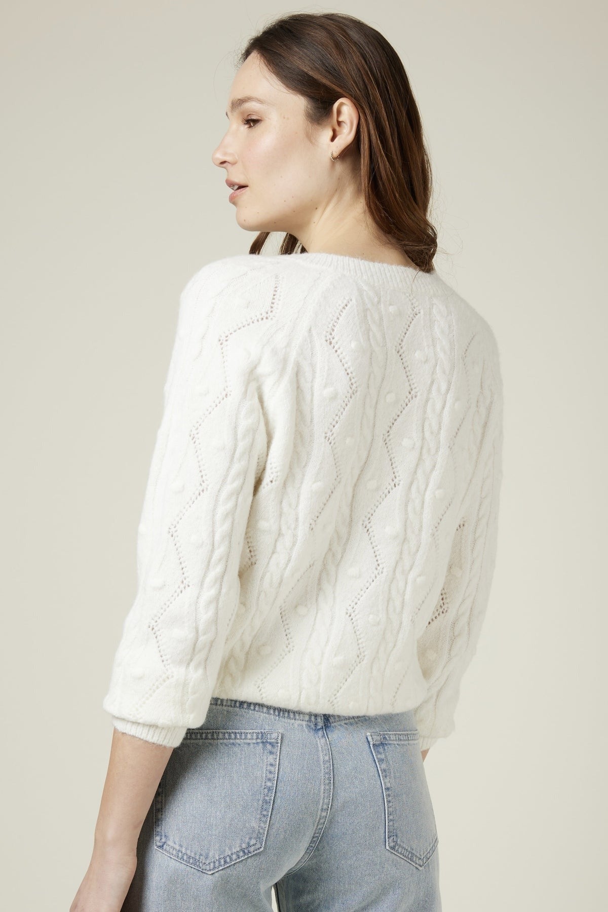 Vue de dos du gilet ecru à maille fantaisie Pandora de Andy & Lucy