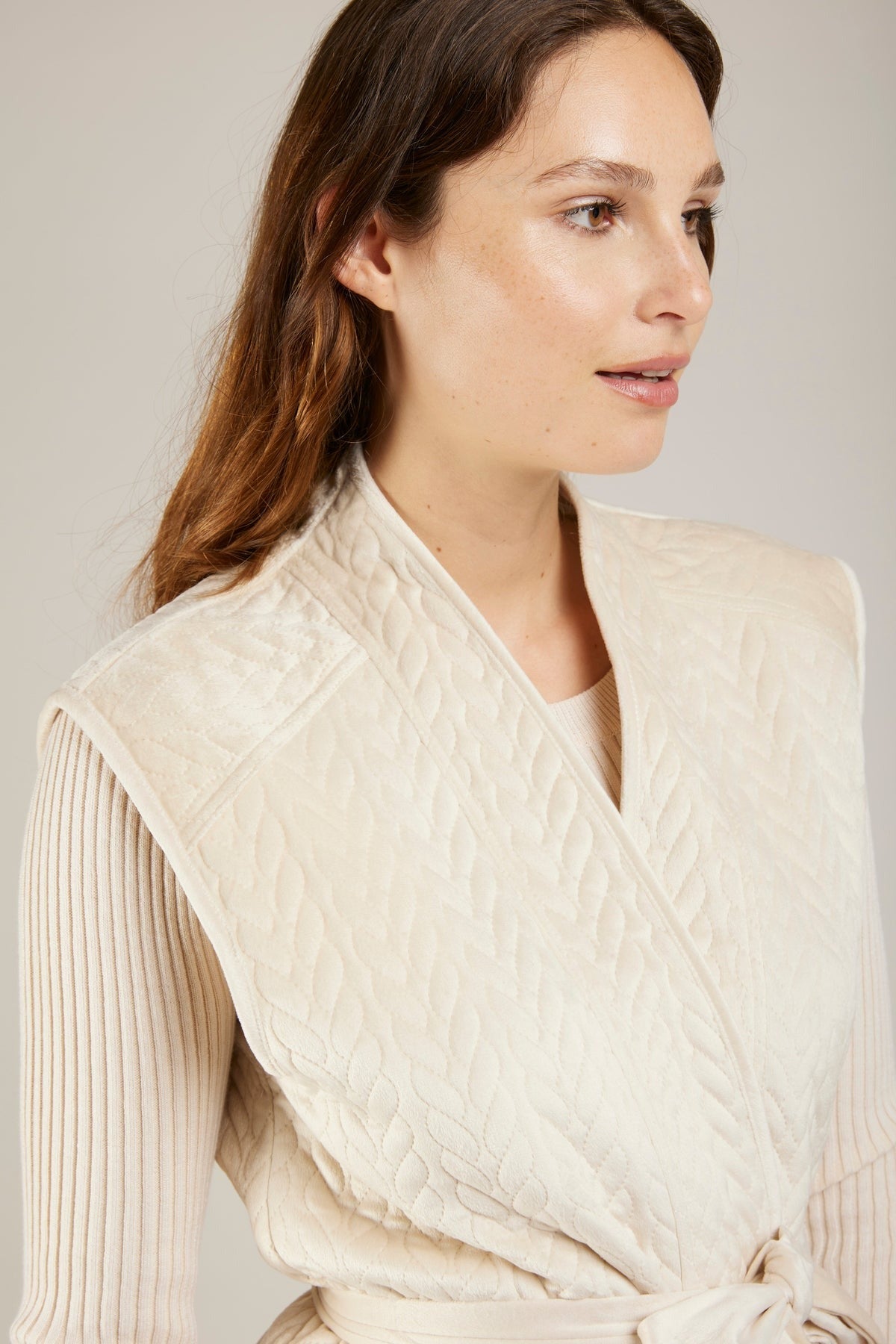 Gros plan sur l'encolure chic de la veste et les surpiqures fantaisies Viktor de Andy & Lucy