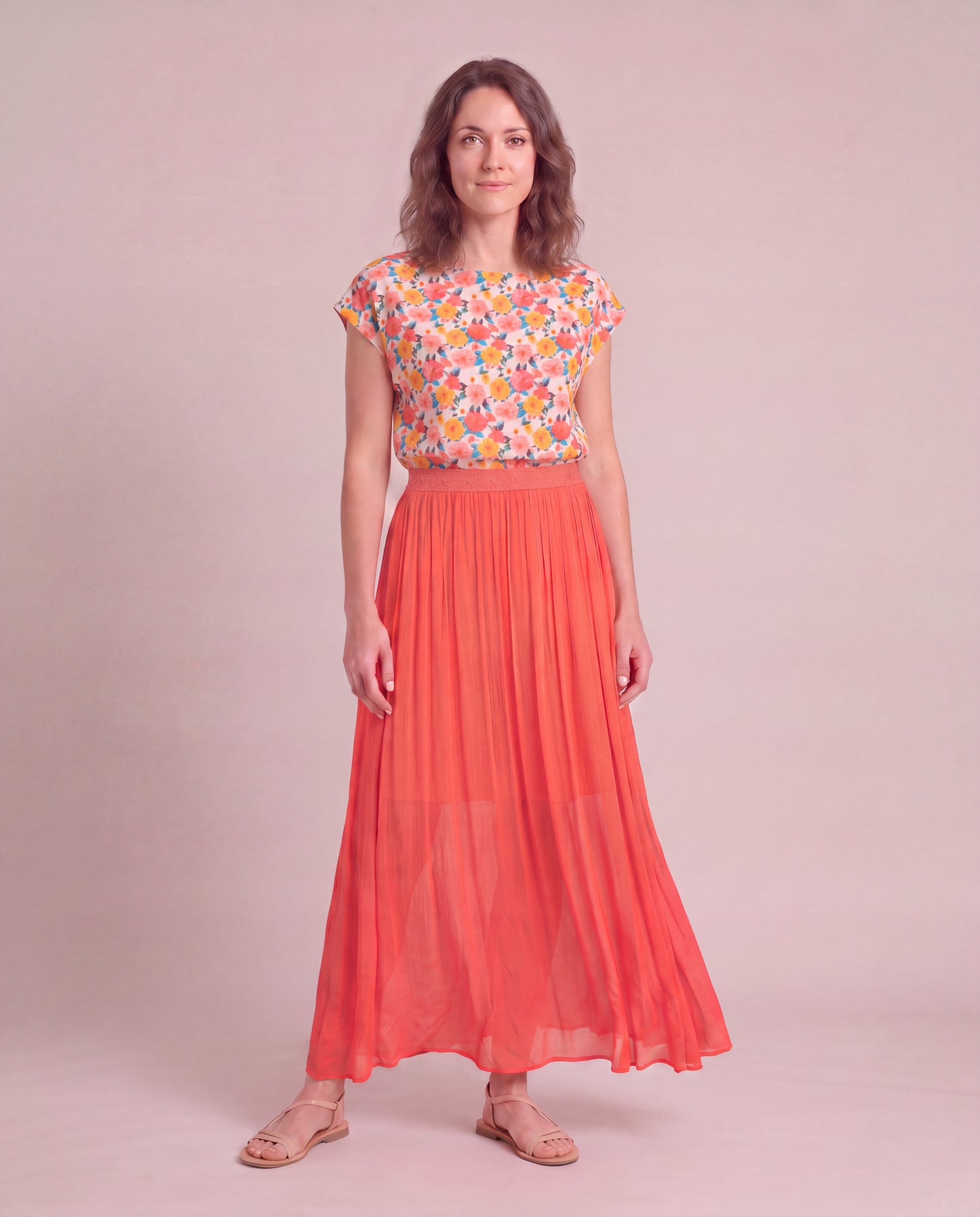 Look porté du Top imprimé floral coloré porté avec une jupe corail In April 196