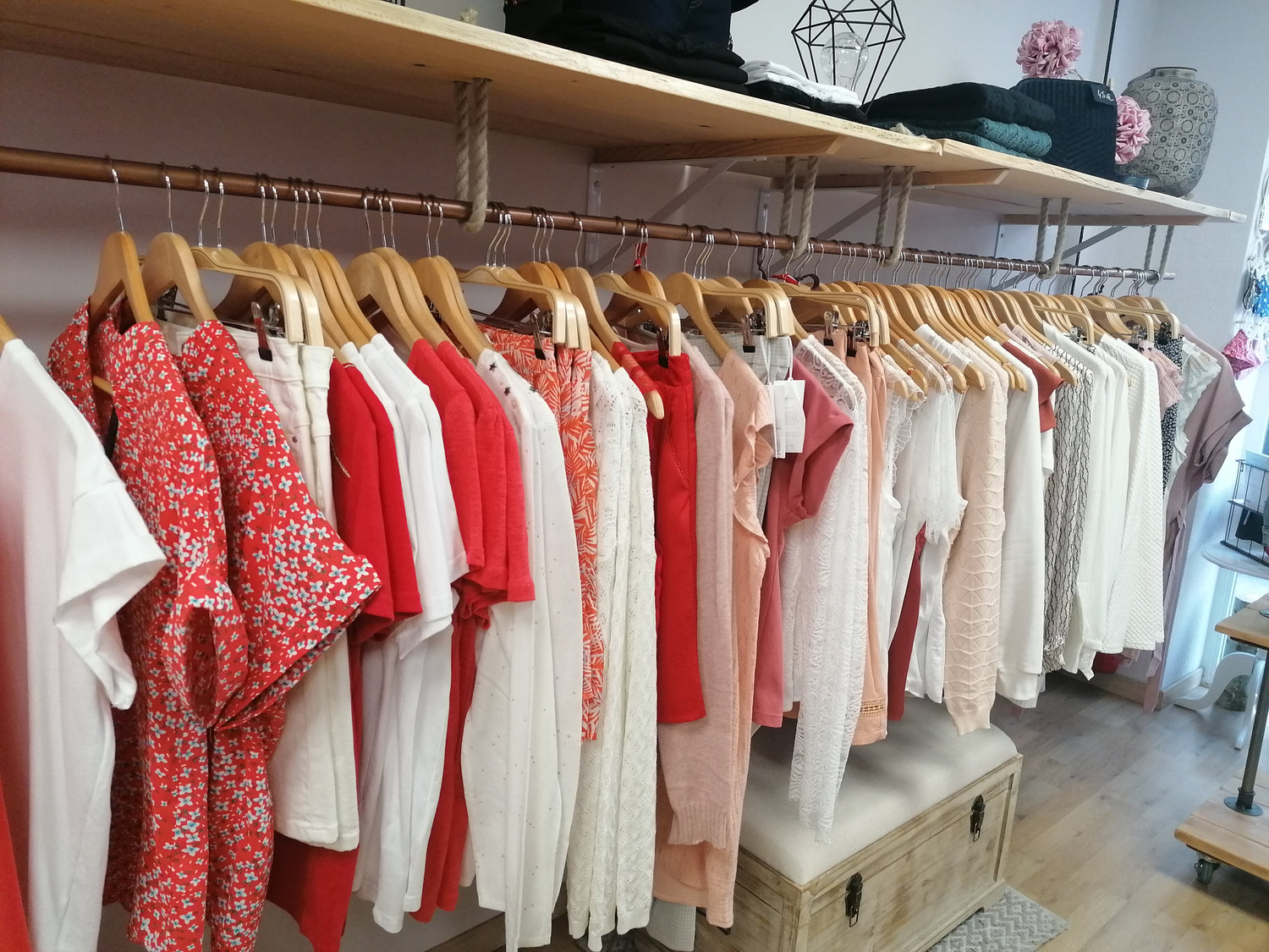 Bienvenue dans l'univers de la boutique Mademoiselle Oz situé à Antibes. Nous sommes ravis de vous accueillir dans un espace paisible et relaxant.