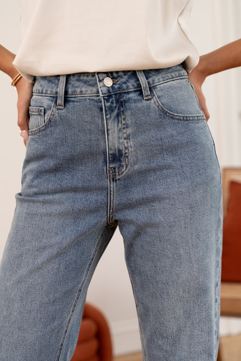 Zoom sur le jean denim bleu canard délavé SOLANGE à la taille haute avec poches devant et braguette centrale de ORAIJE