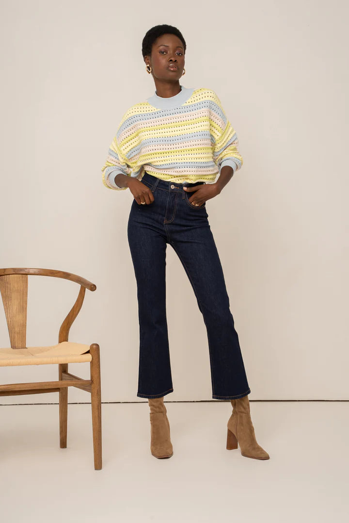 Look porté du Jean flare bleu brut ROMANE de Oraije