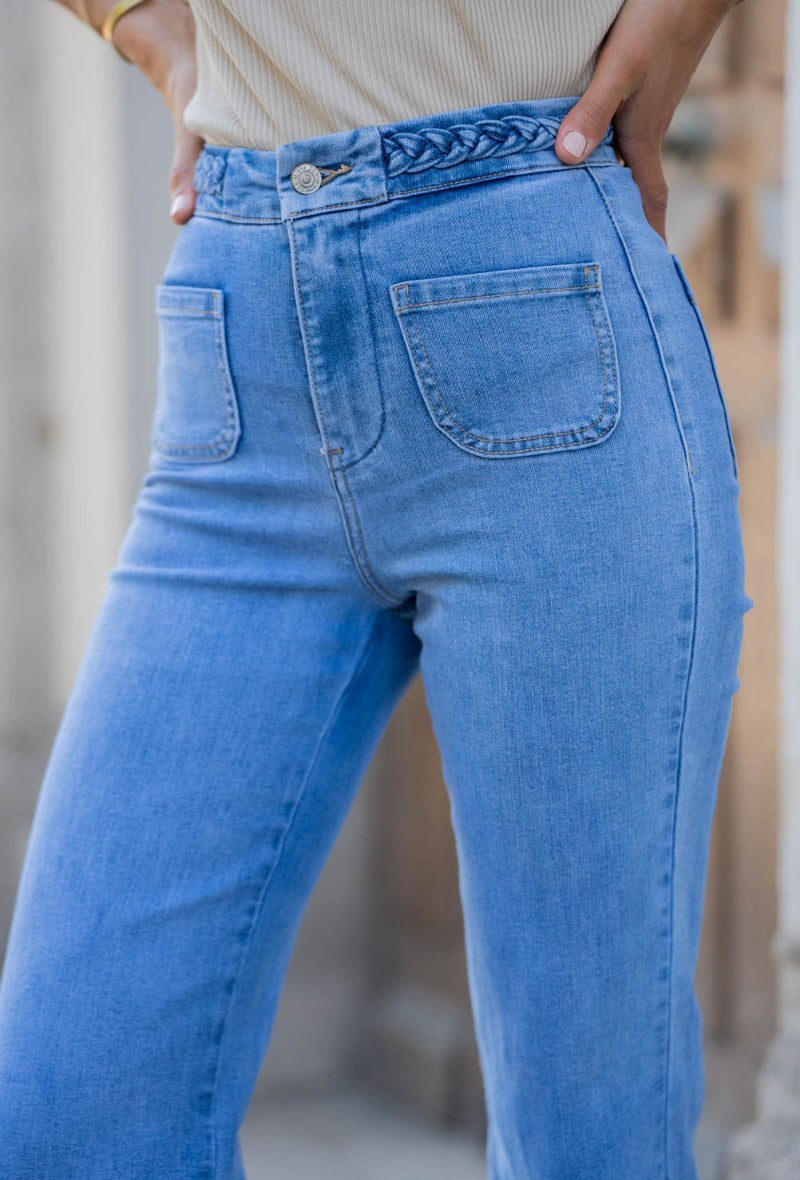 Détails ceinture tressée et poches plaquées arrondies du Jean FLORINE de Oraije