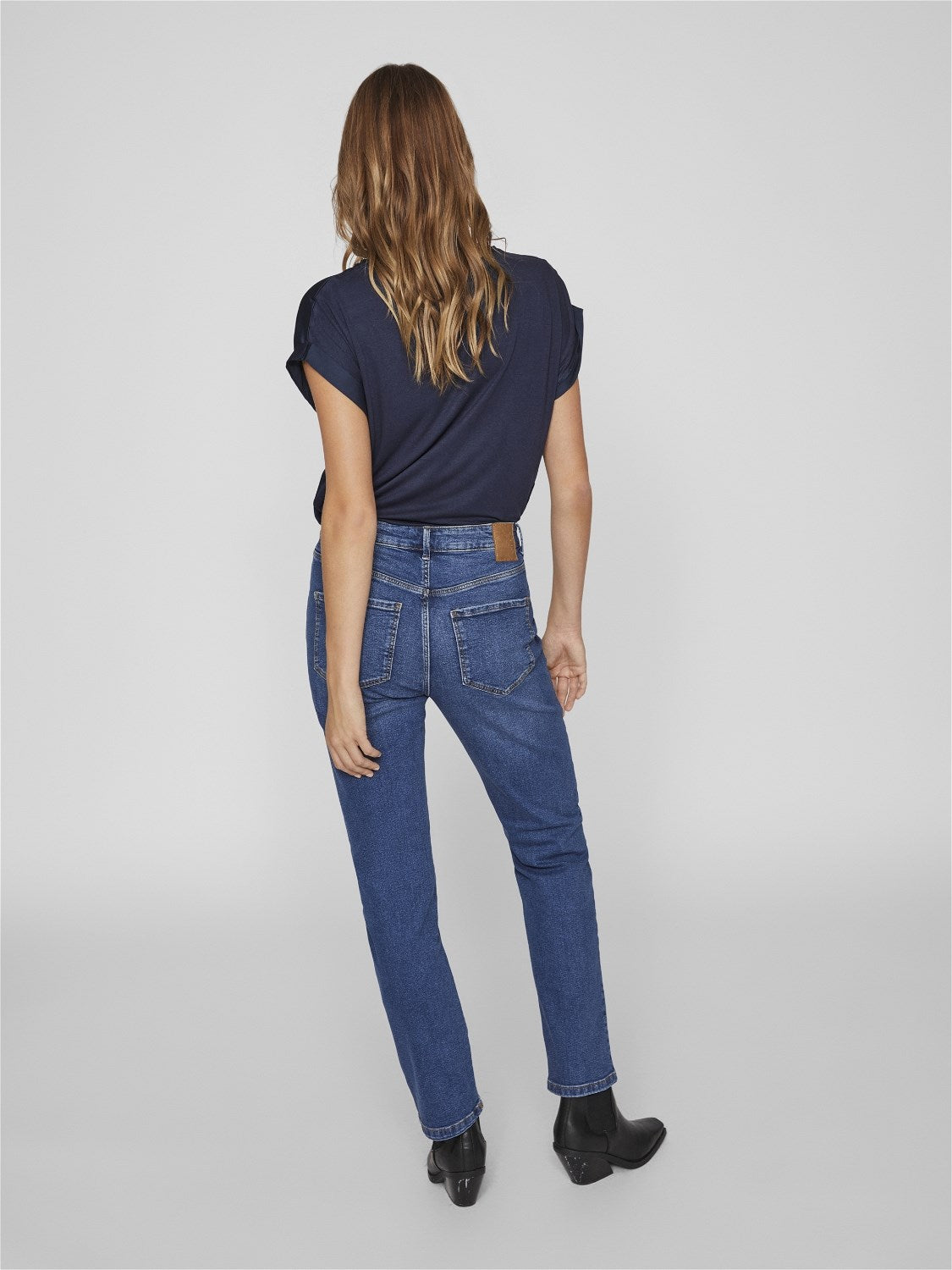 Look porté de dos du jean coupe droite Viagnes de Vila