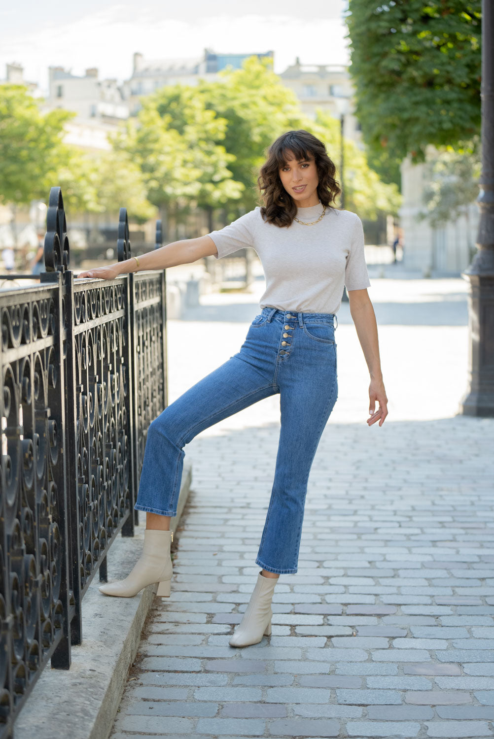 Look porté du jean à bouton coupe bootcut Denim moyen Emy