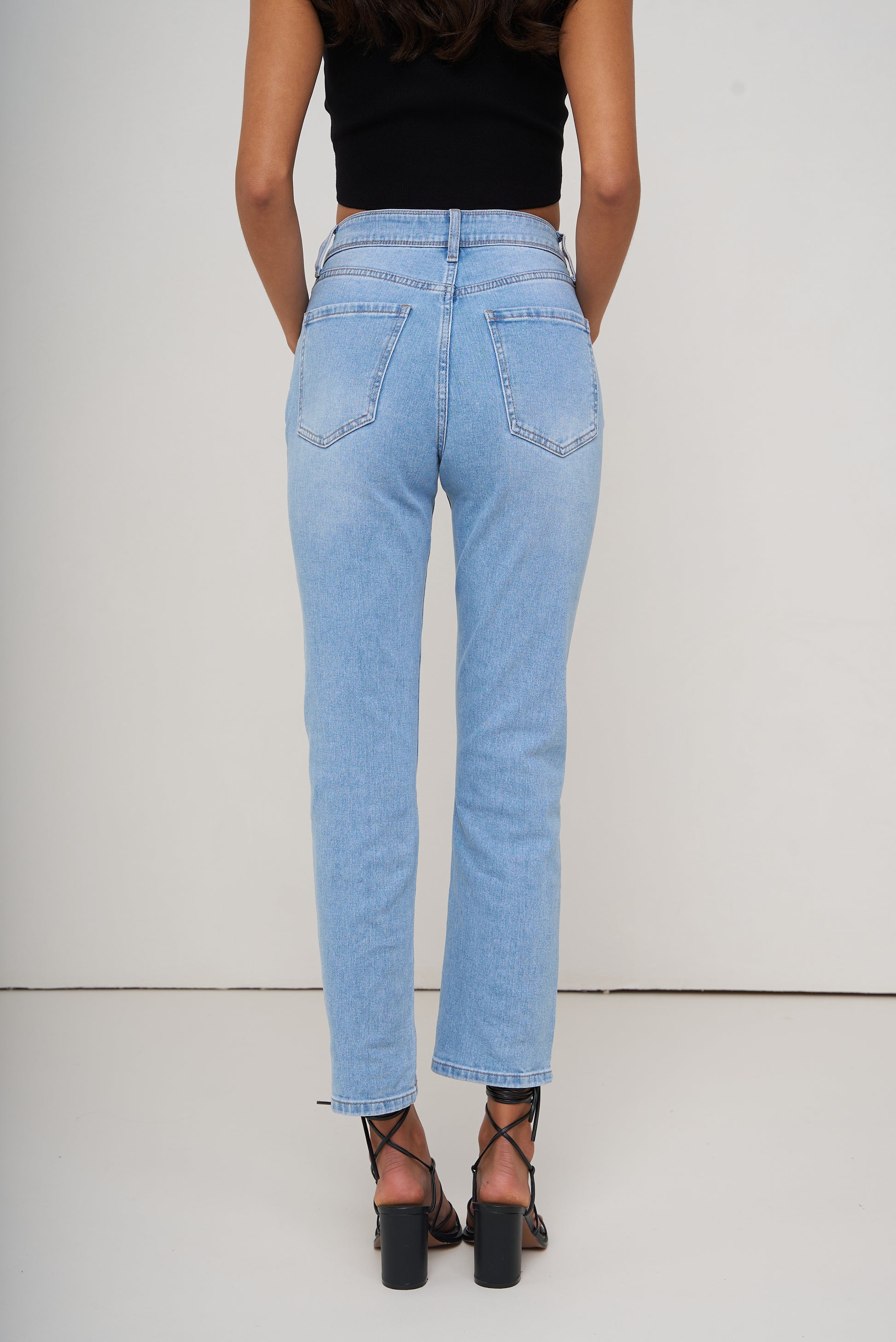 Vue de dos du jean 5 poches droit Salomé de Oraije