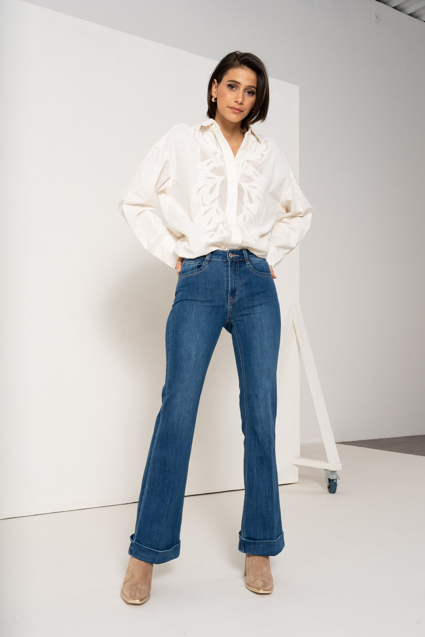 Look porté du jean 5 poches coupe évasée Fanny de Oraije