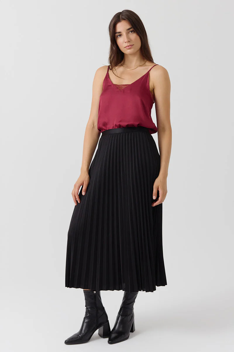 Jupe plissée noire fluide EUGENIE portée avec un pull, silhouette élégante et facile au quotidien de Artlove