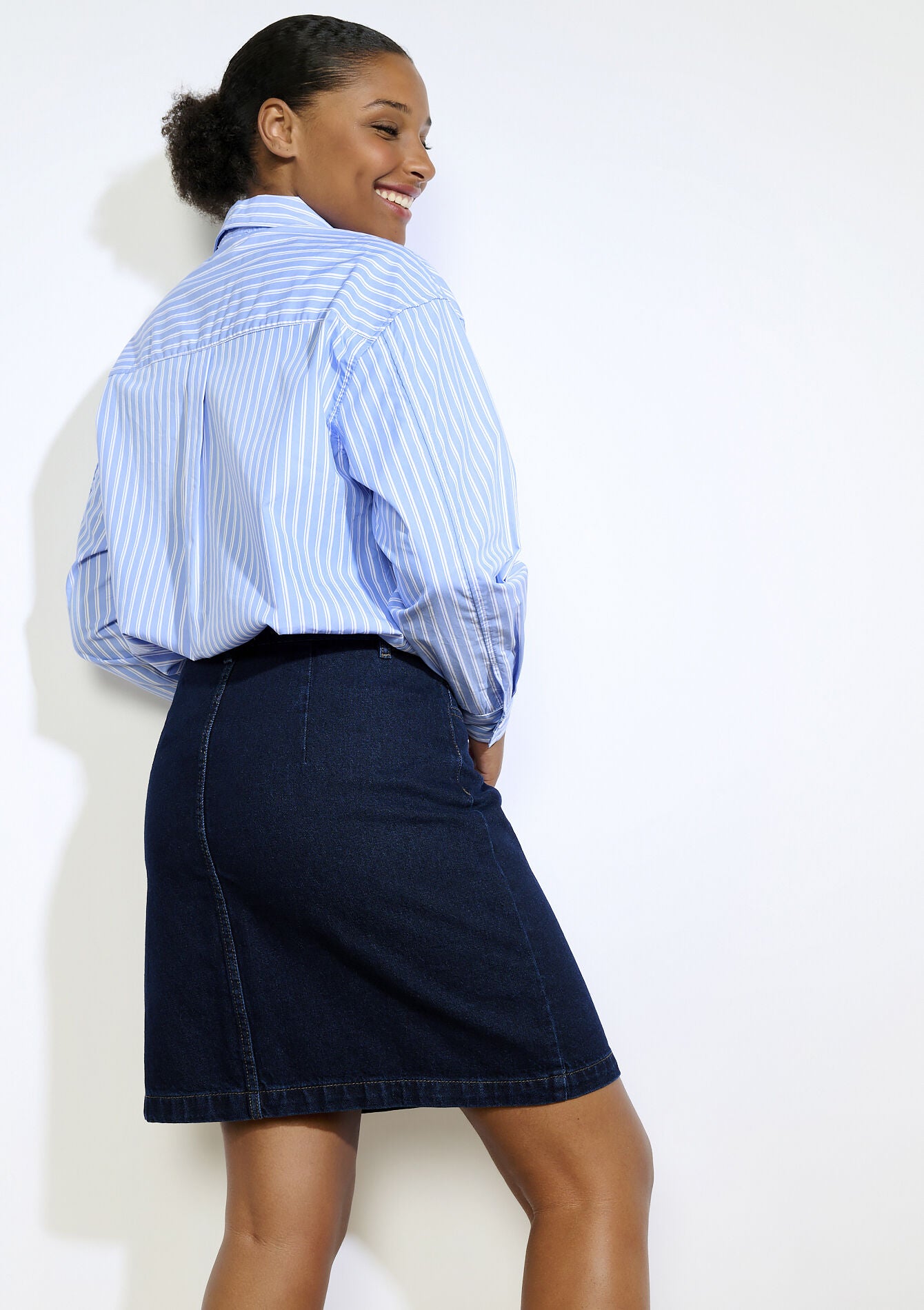 Jupe DENI en denim bleu brut, vue de dos, coupe droite de chez Lolaliza