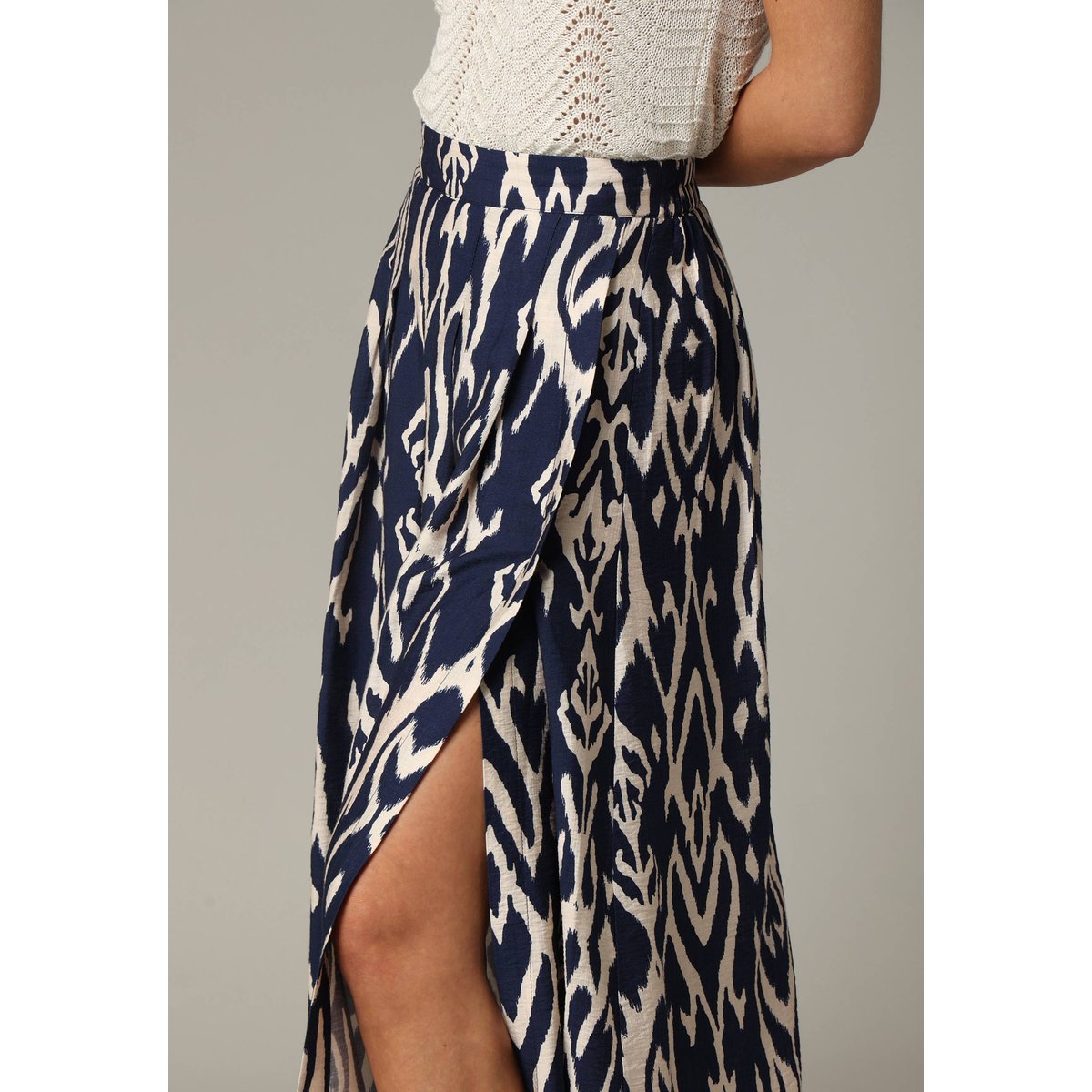 Fente coté de la jupe longue motif ethnique marine et beige ILLIA Deeluxe
