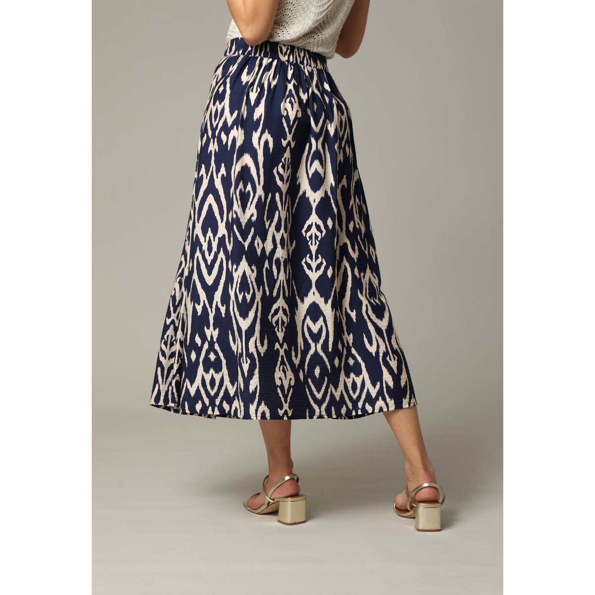 Vue de dos de la  jupe longue fluide taille elastiquée ILLIA Deeluxe