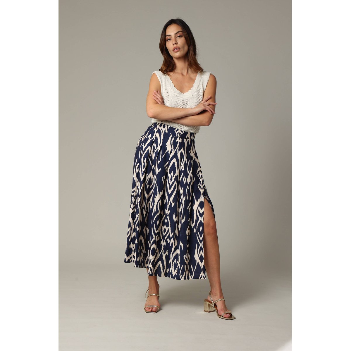 Look porté de la jupe longue fluide imprimé éthnique marine et beige ILLIA de Deeluxe