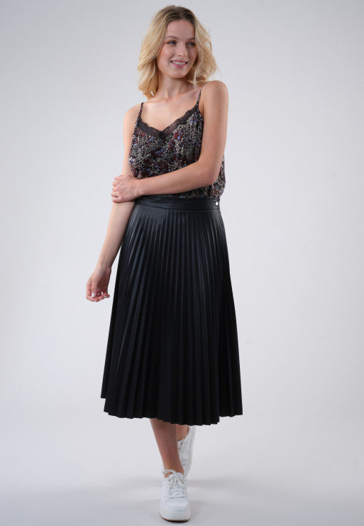 Look porté de la jupe mi-longue plissée en simili cuir Sissy de Deeluxe