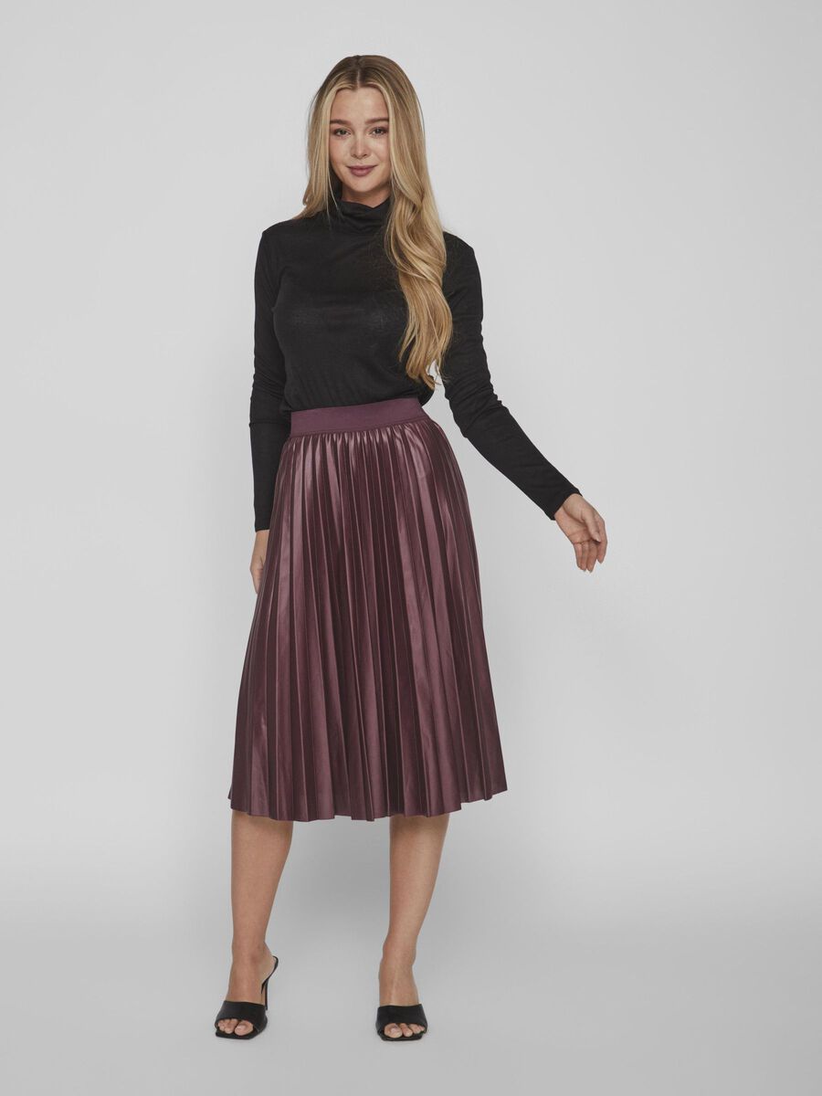 Look porté de la jupe plissé satiné bordeaux Vinitban de Vila