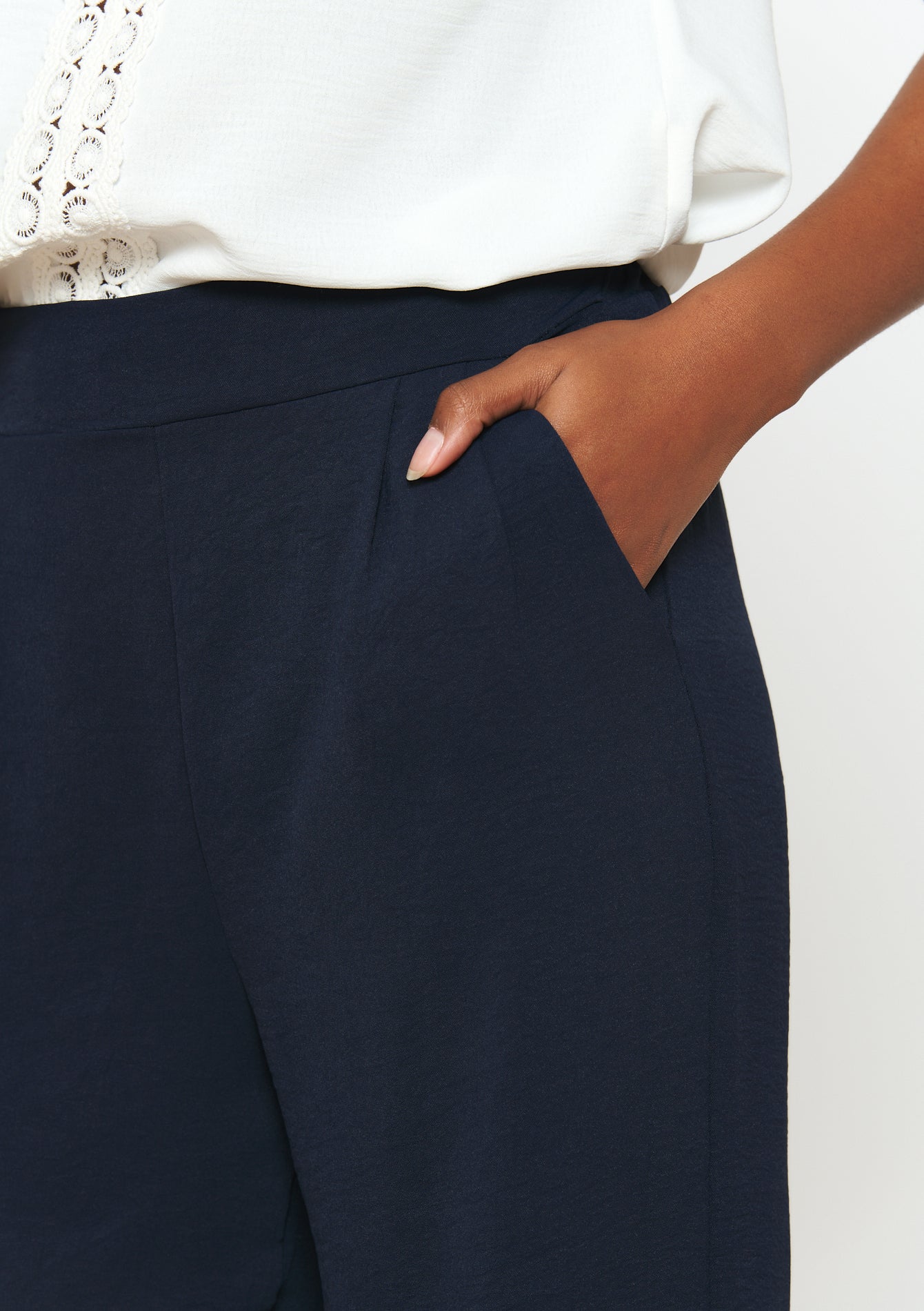 Zoom sur les poches cotés du pantalon fluide et chic CRONKY de Lolaliza Marine