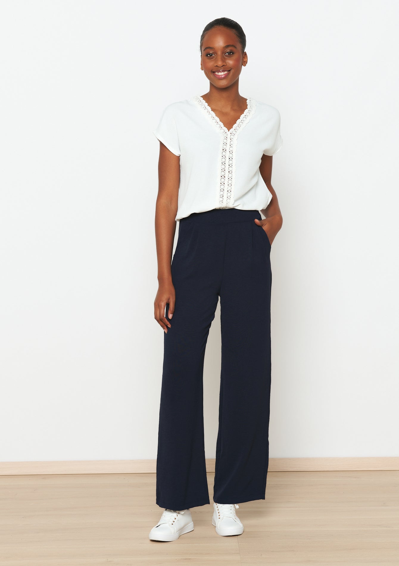 Idée de Look porté chic et décontracté sur pantalon fluide et large CRINKY marine de Lolaliza