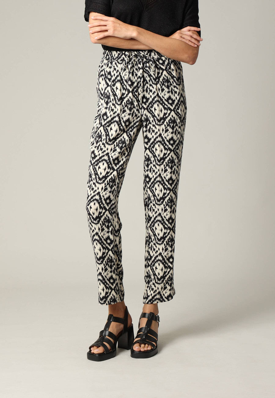 Pantalon léger et fluide motif ethnique noir et beige MANOLA de Deeluxe