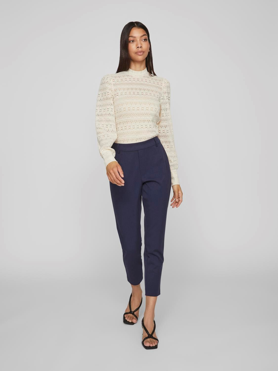 Look porté du pantalon cigarette slim marine Vivarone de Vila