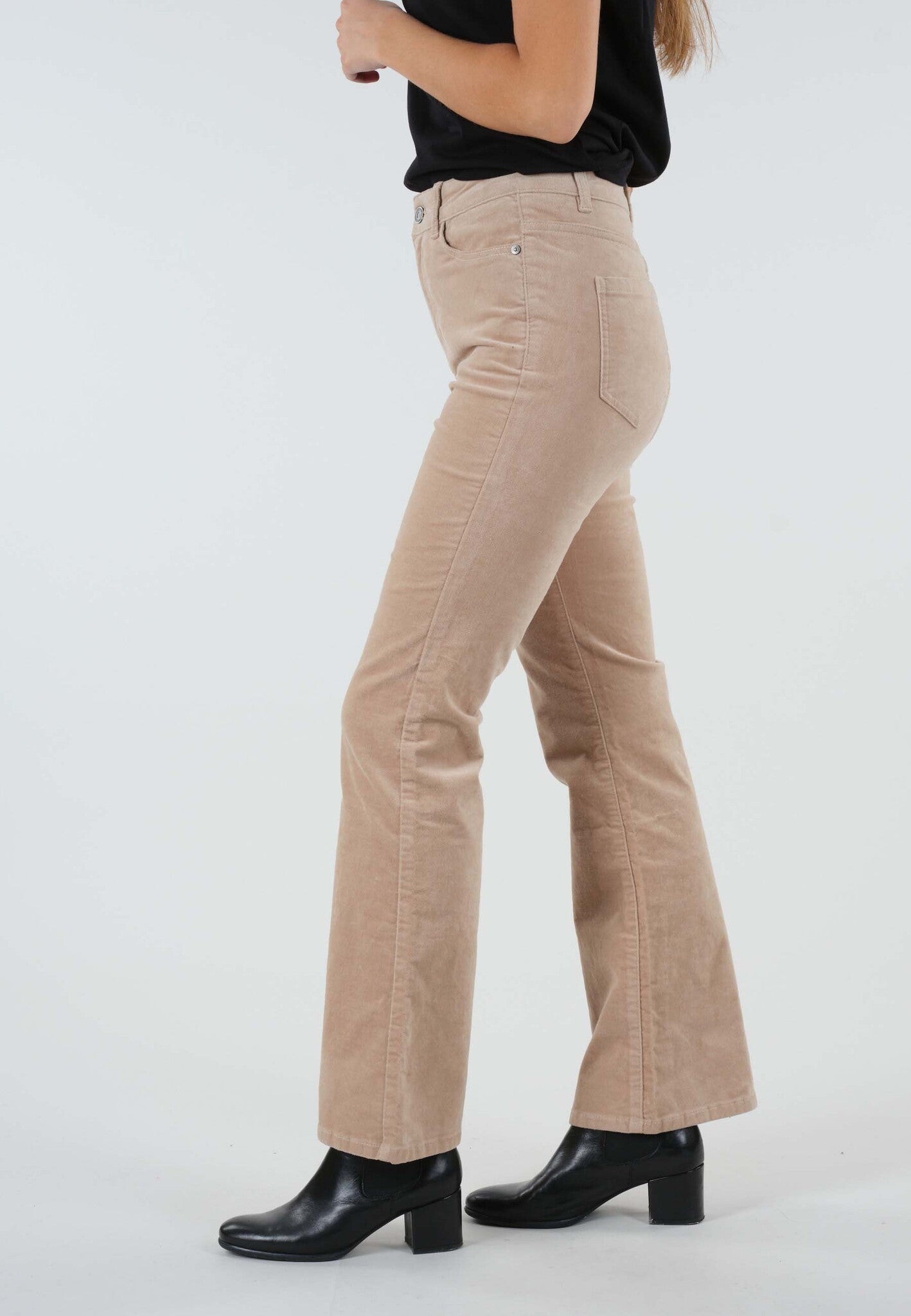 Profil coupe bootcut du pantalon Tanja de Deeluxe