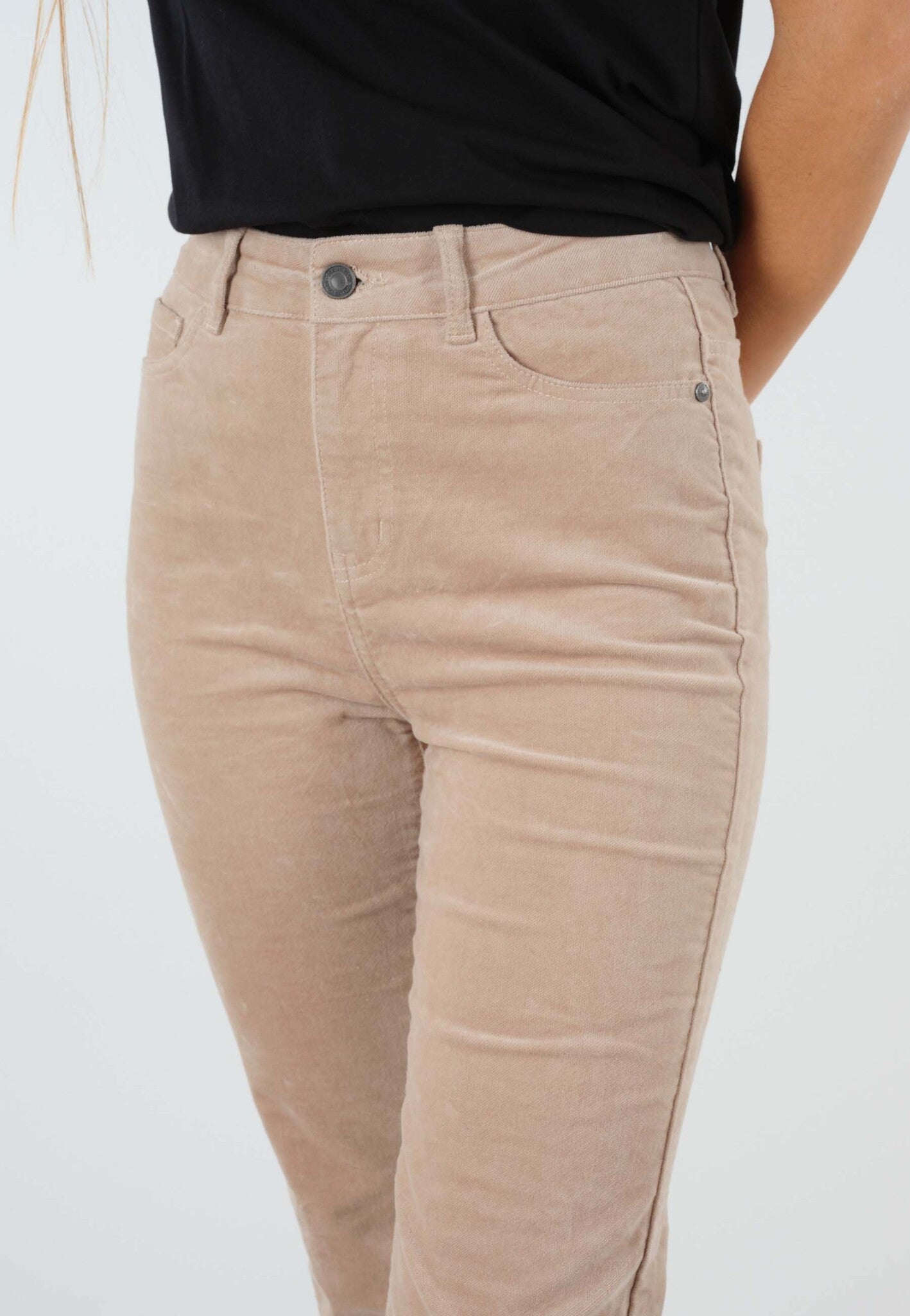 Détail du devant du pantalon creme  en velours ras Tanja de Deeluxe