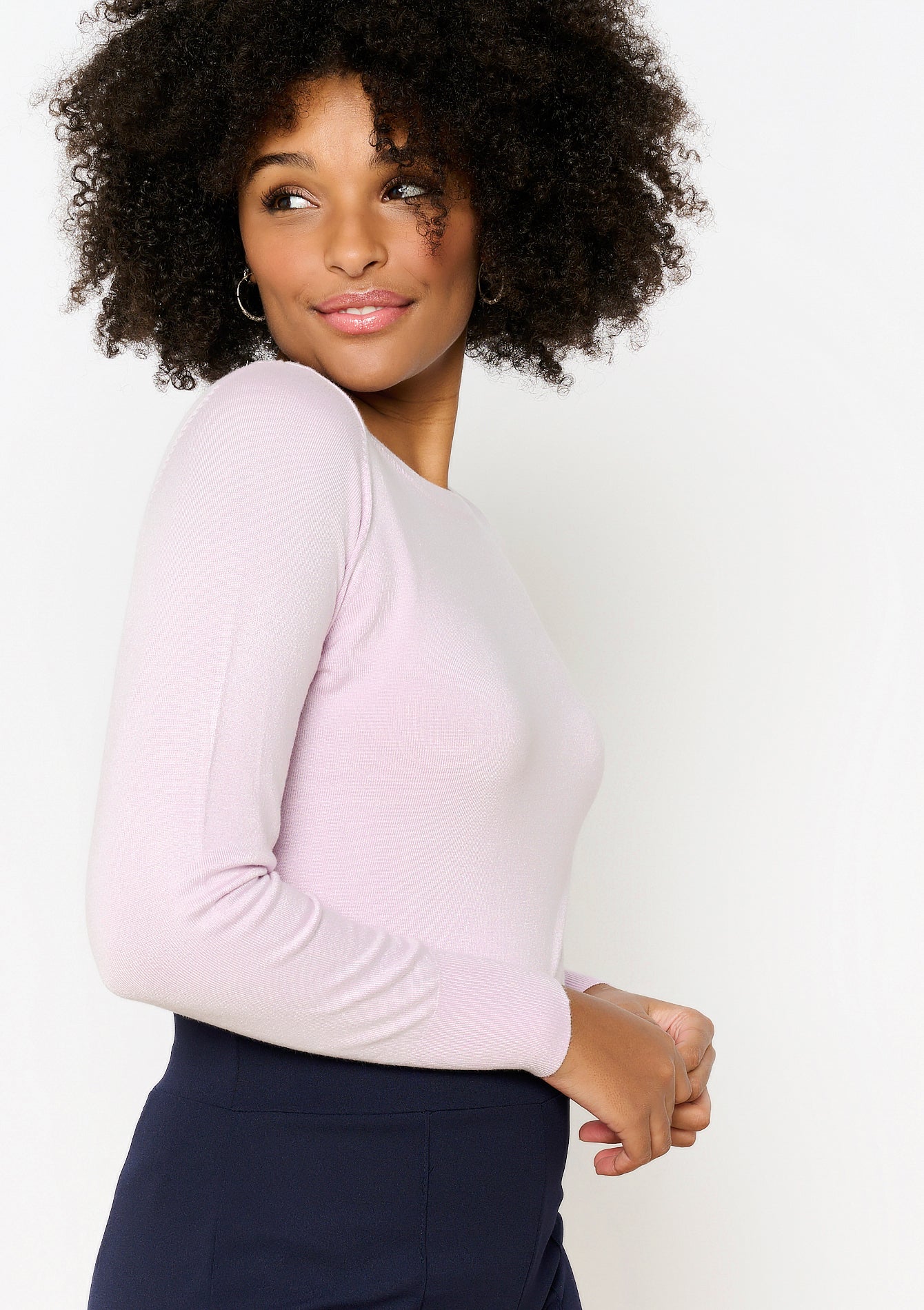 Pull lilas Kimboat col bateau vu de profil, douceur lilas et tombé fluide sur l’épaule, de Lolaliza