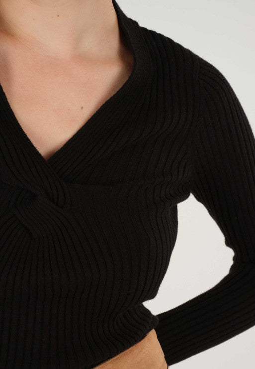 Détail de la torsade fantaisie du pull ajusté Aliona noir de Deeluxe