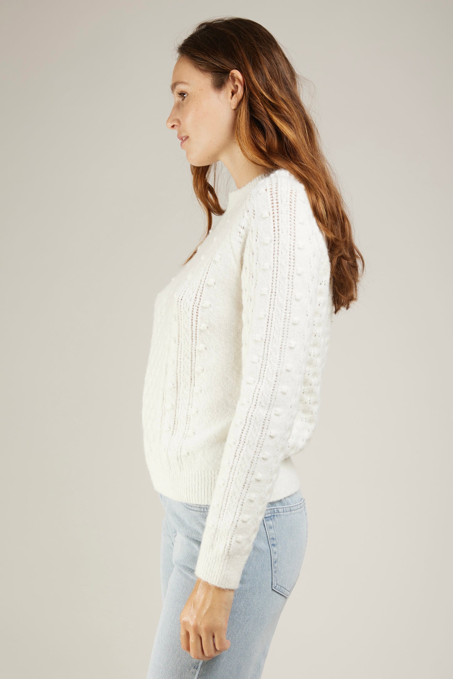 Vue de profil du tricot maille fantaisie Prissie cream de Andy & Lucy