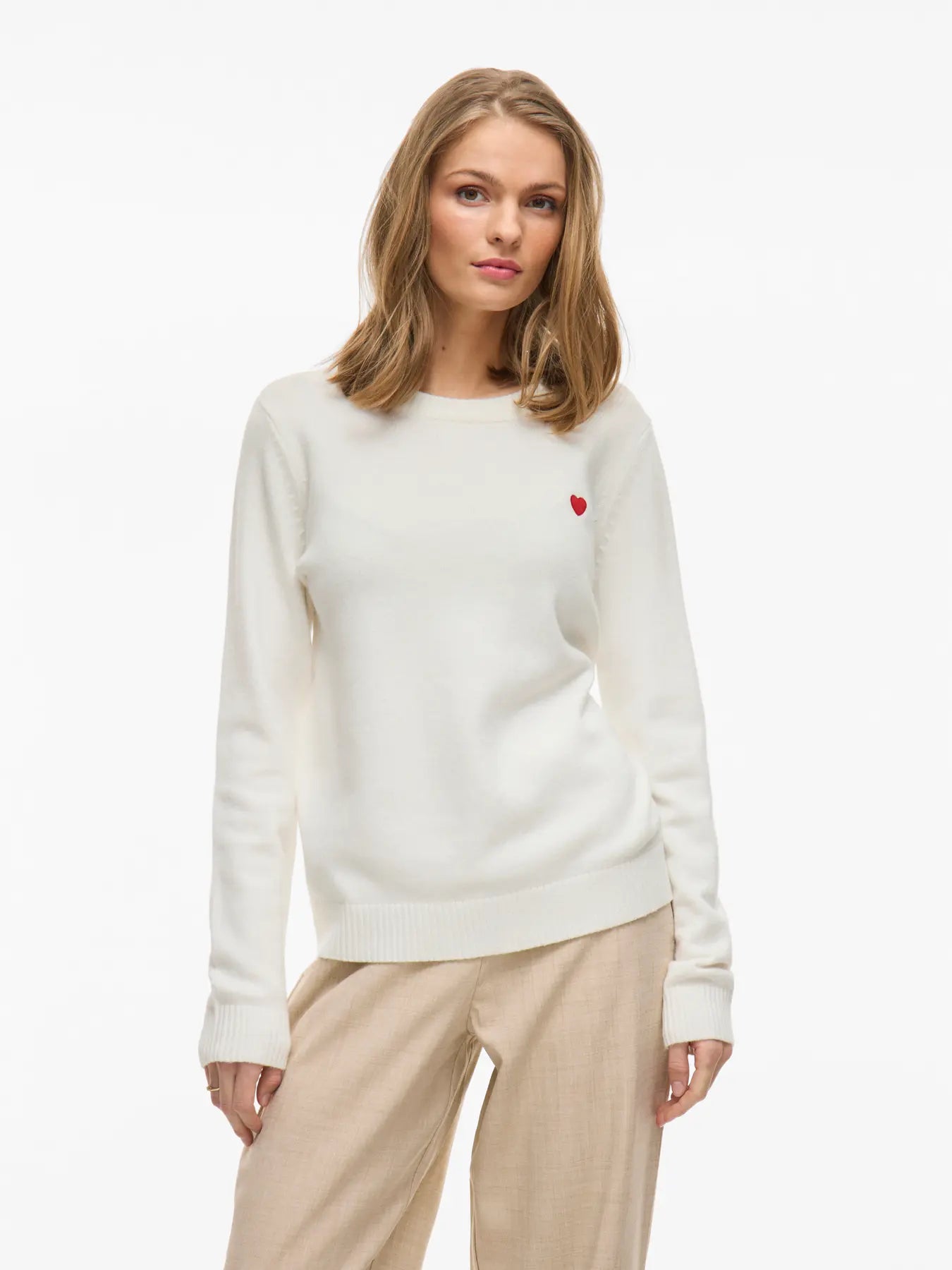 Vue d'ensemble du pull encolure ronde et détail poitrine coeur rouge VIRIL O NECK de Vila