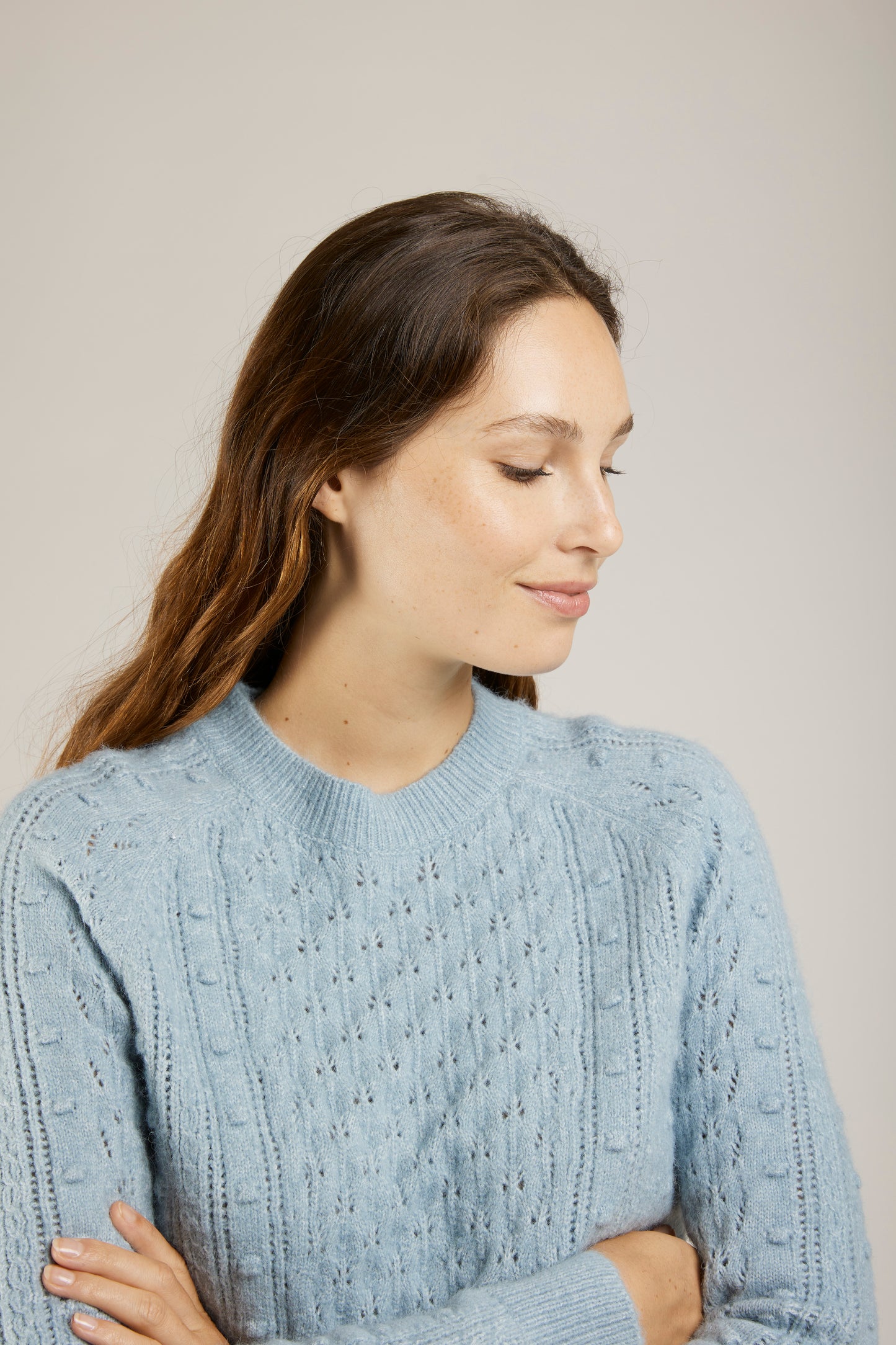 Encolure ronde du Pull Bleu layette Prissie de Andy & Lucy