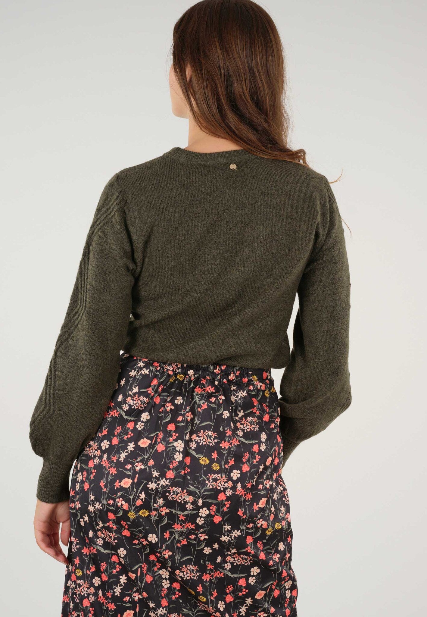 Vue de dos du pull en maille Vert kaki Aurora de Deeluxe