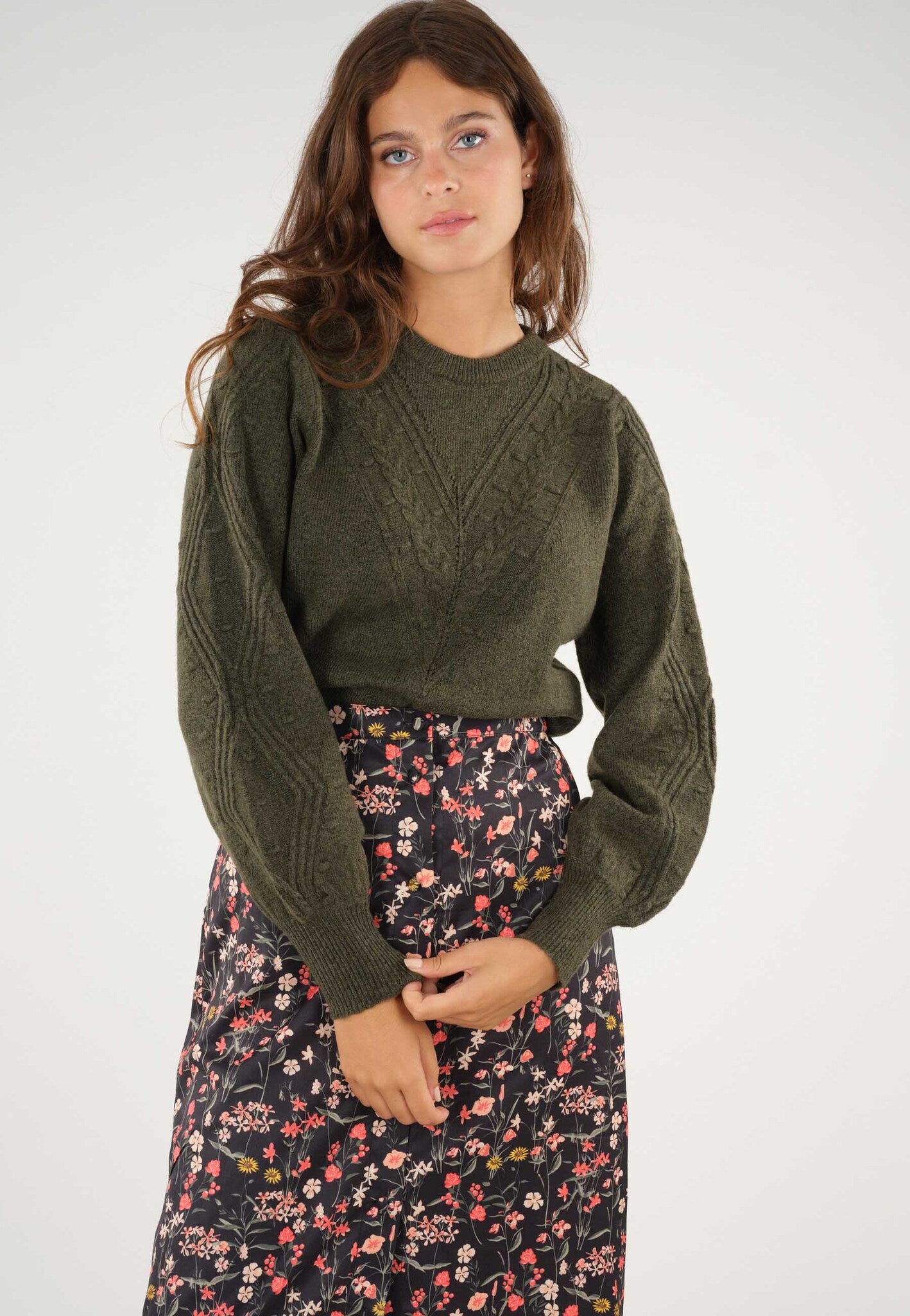 Look porté du pull ample col rond vert kaki Aurora de Deeluxe