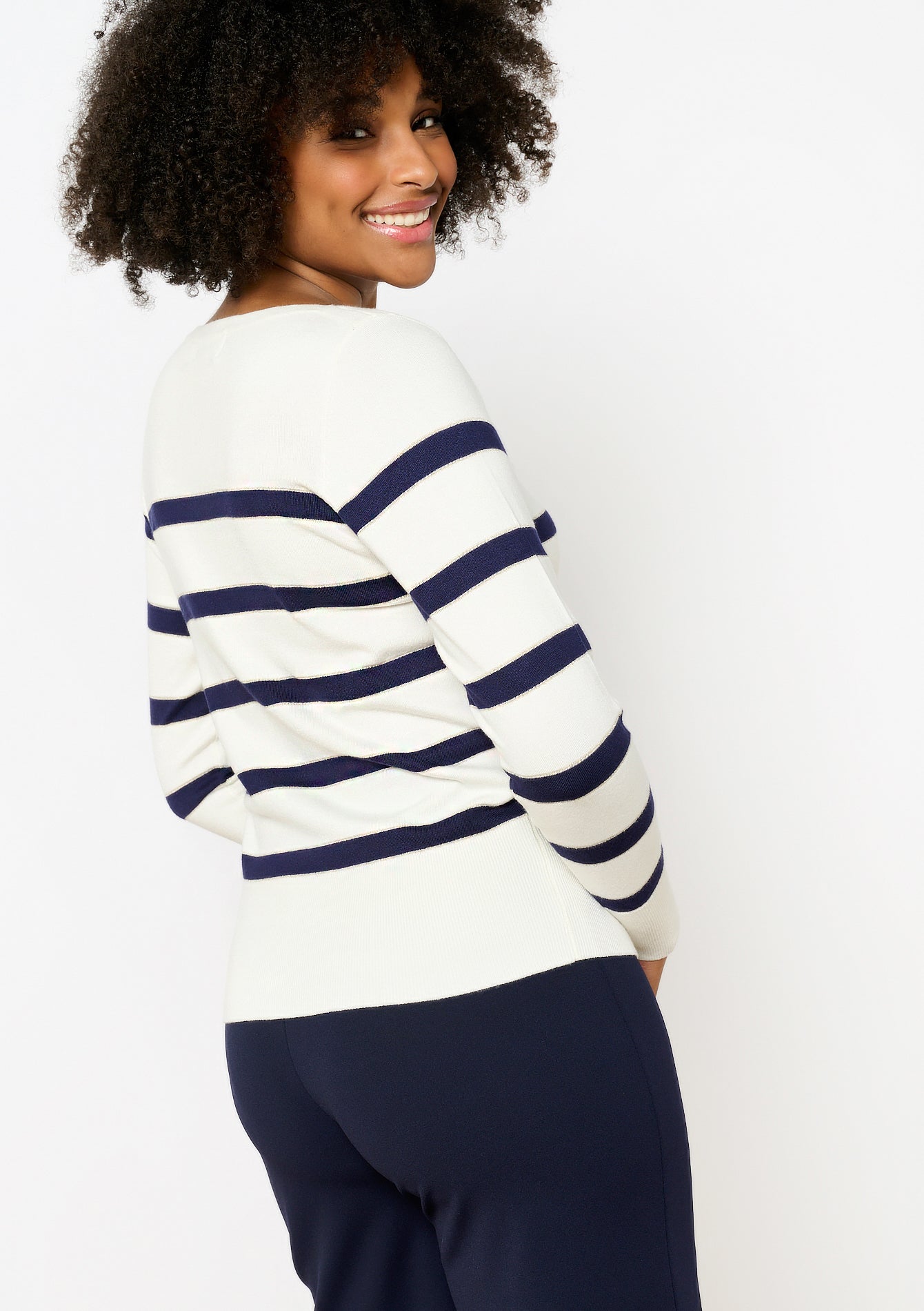 Dos du pull en maille fine pour le printemps KIMSTRIPE de Lolaliza