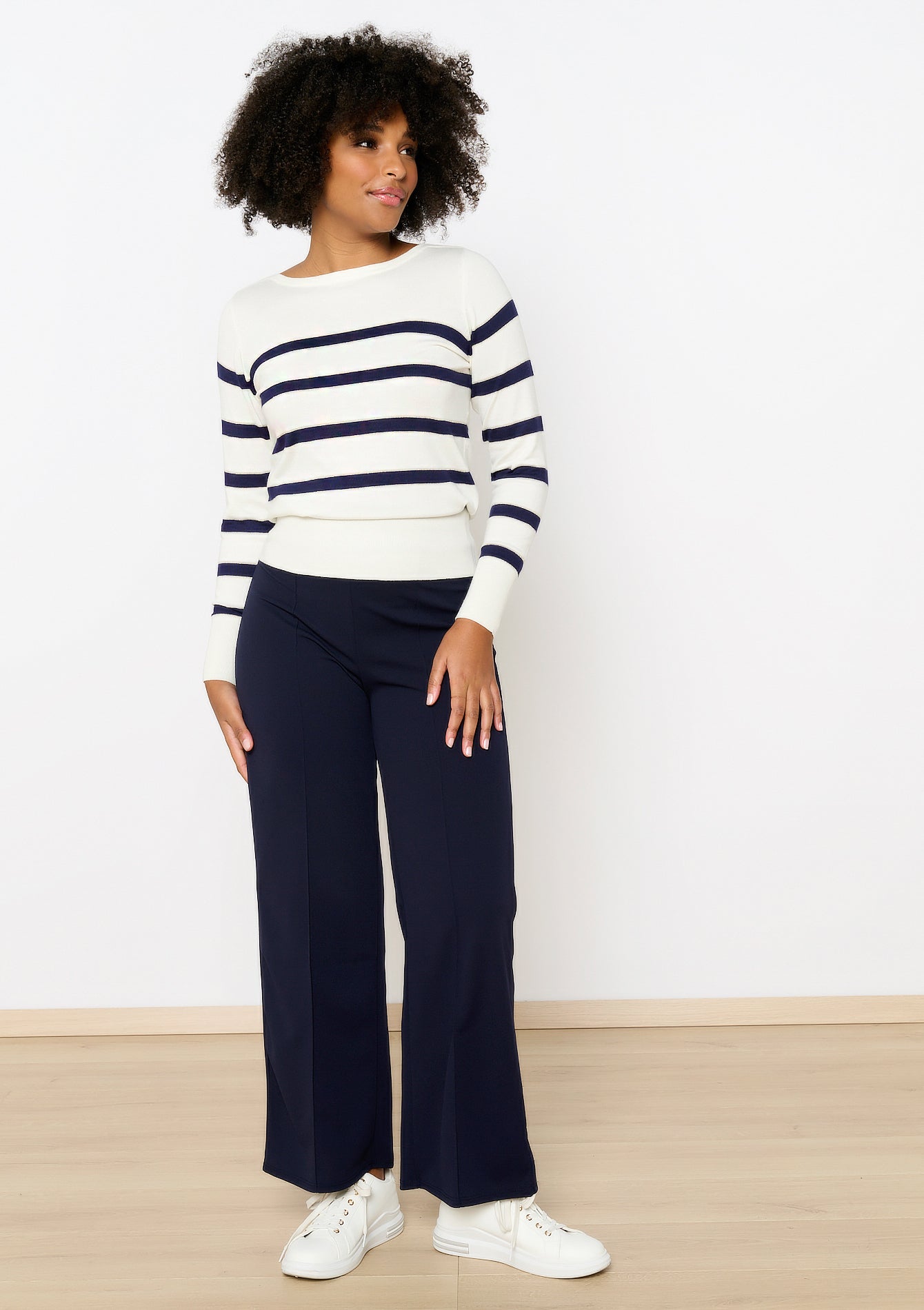 Look porté du pull fin à rayures et manches longues KIMSTRIPE de Lolaliza