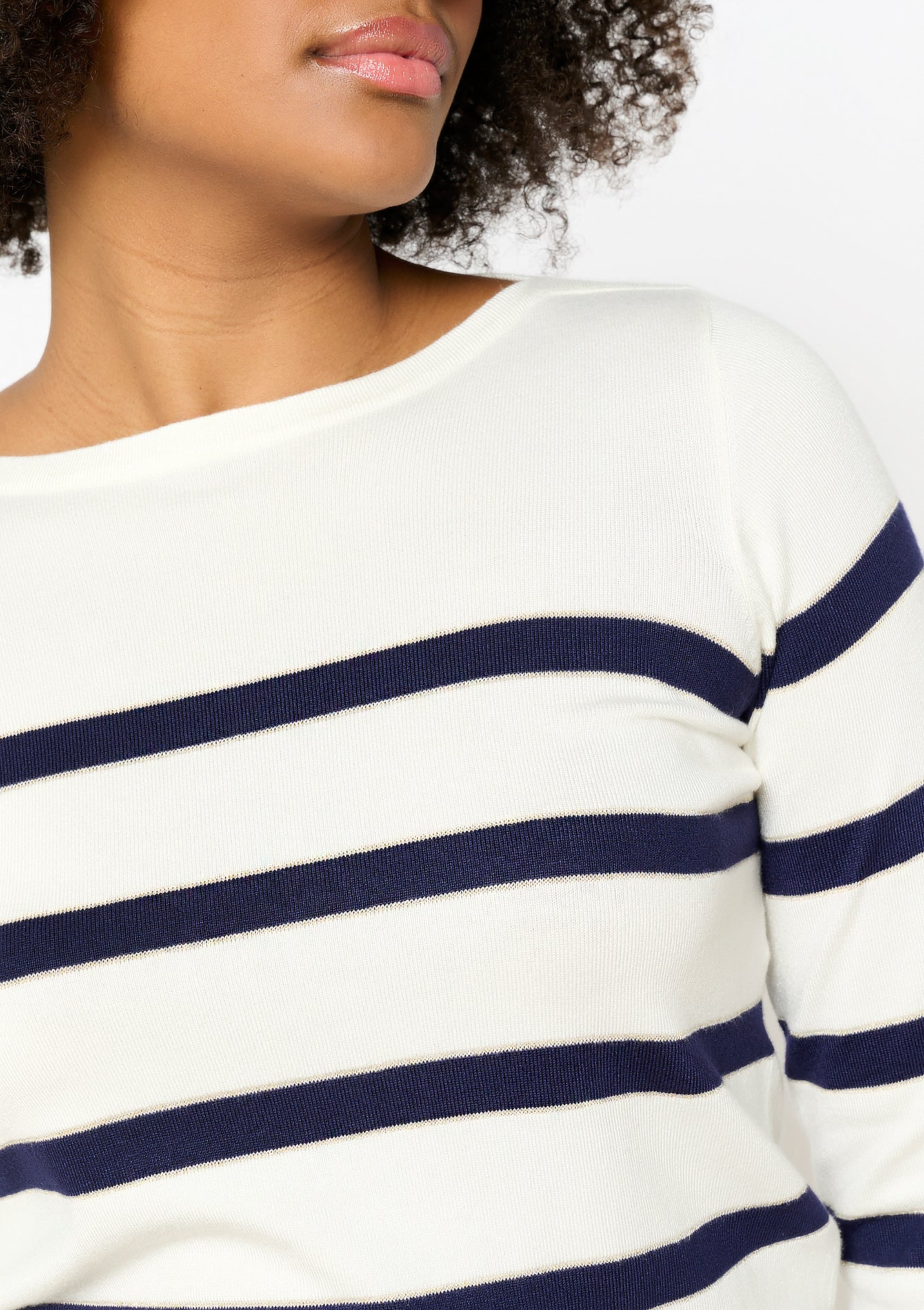 Zoom sur les rayures marine et blanc du Pull Fin KIMSTRIPE de Lolaliza