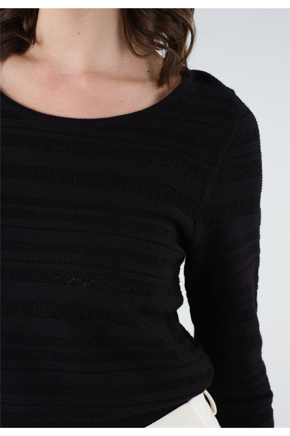 Encolure ronde dégagée et maille ajourée du pull June de Deeluxe