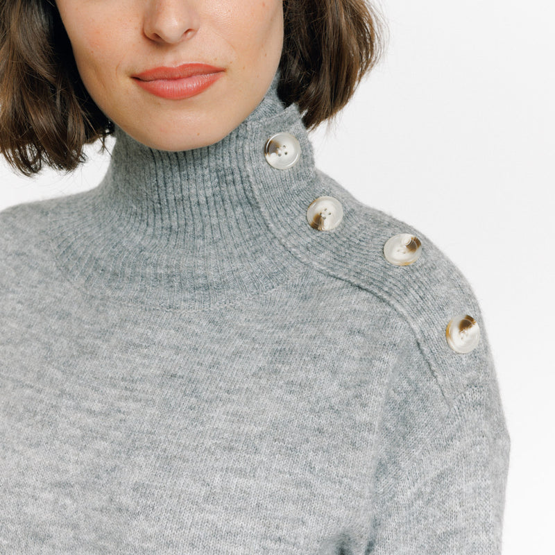 Zoom sur les boutons à l'épaule du Pull gris Ernestine de Artlove
