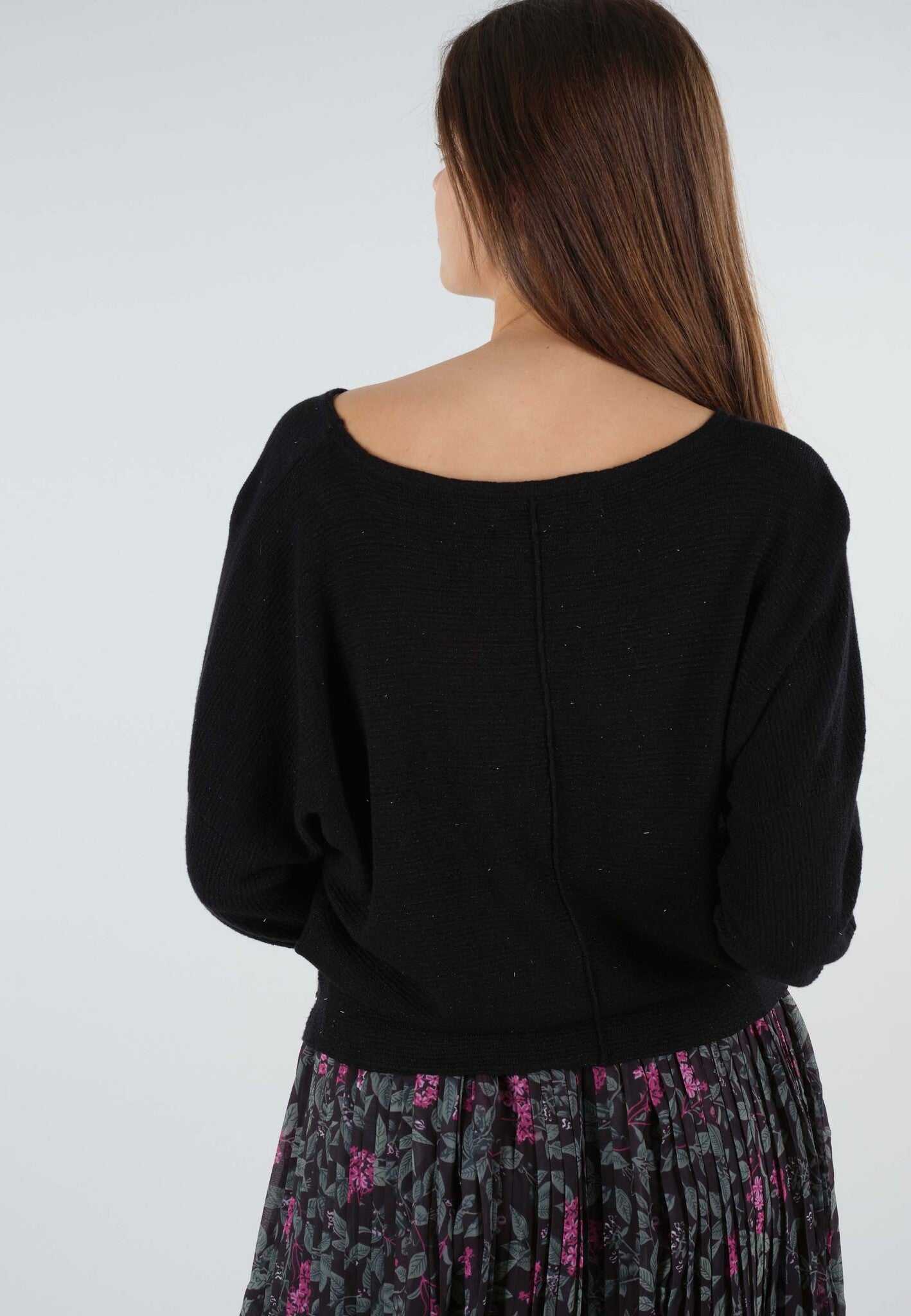 Vue de dos du pull-over en maile  encolure bateau noir irisé Belladone de Deeluxe