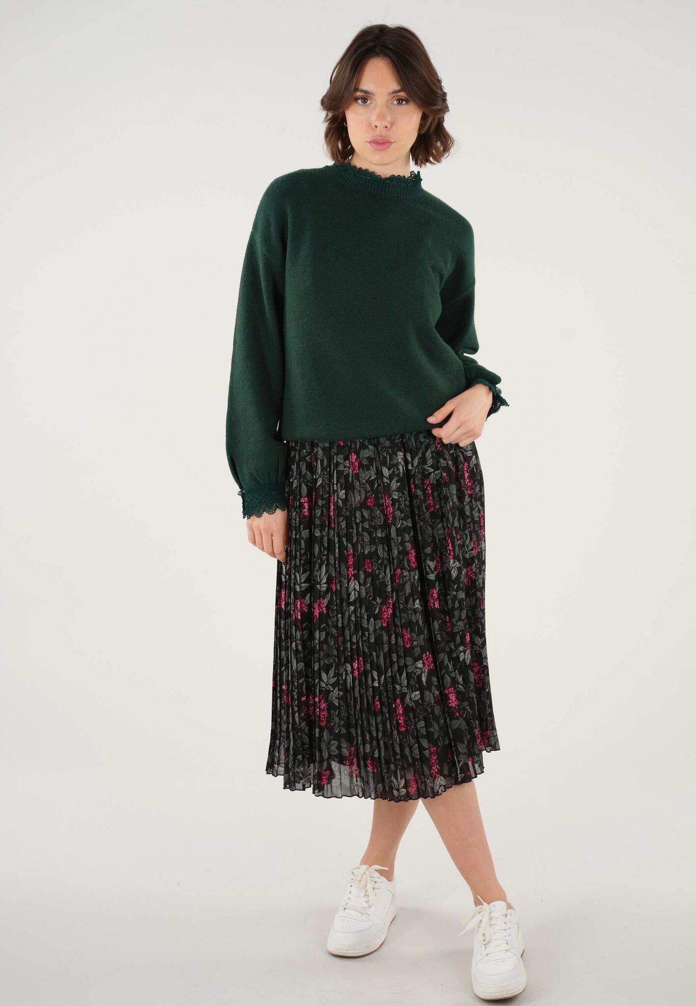 Look porté du pull col rond vert Anntai de Deeluxe