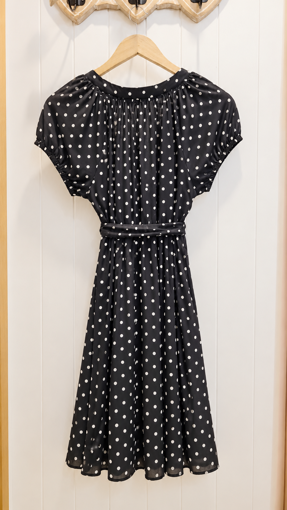 Vue sur cintre de la robe courte noire à pois ROMY-R6700 en coton, vue de dos avec ceinture amovible de In April 1986